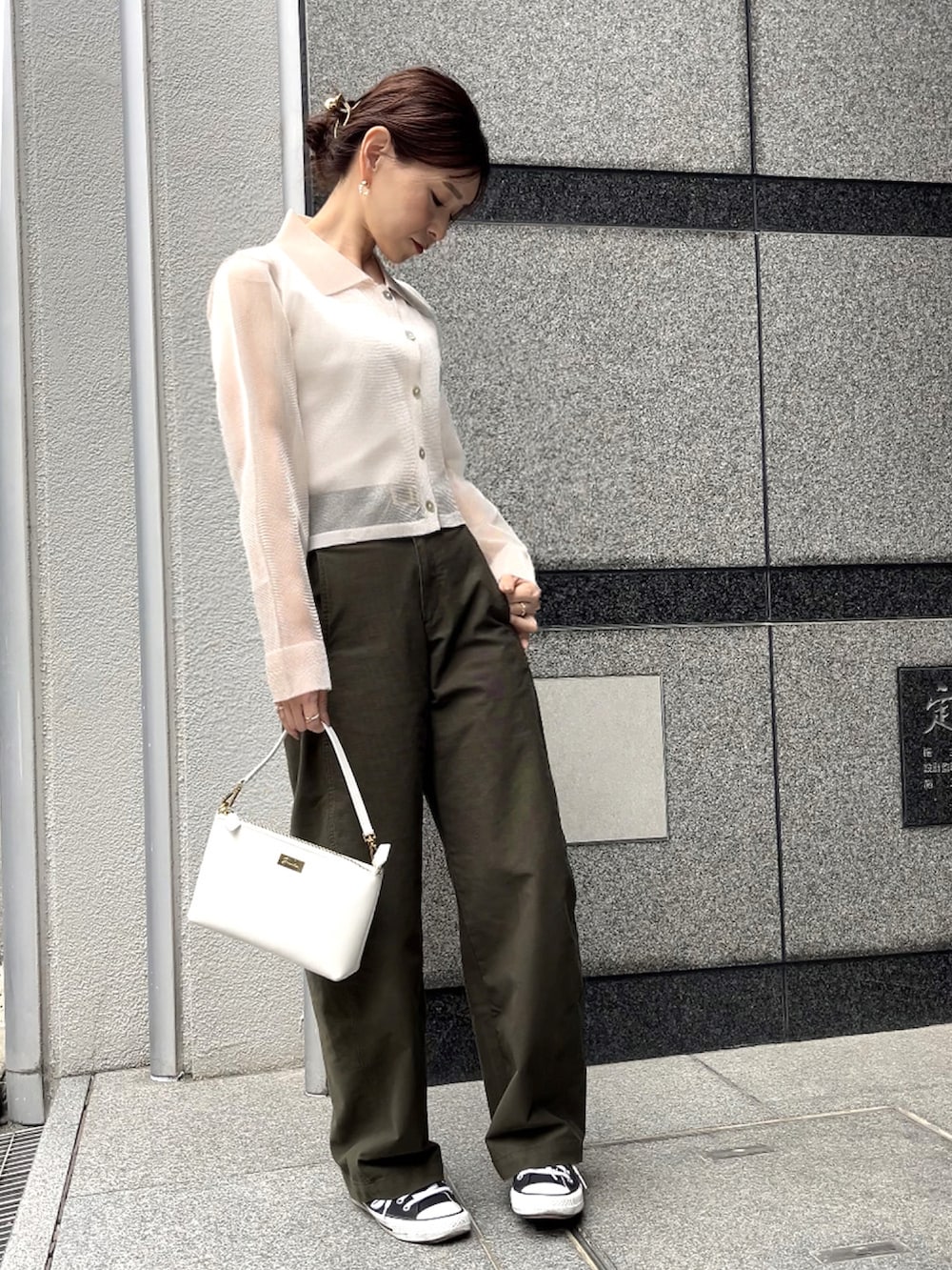 「シアートップス、骨格ストレート、アジャスターベルト、大人女子、着回しコーデ、シンプルスタイル、ベルト、春夏コーデ」｜「&. NOSTALGIAの衿付きシアーカーディガン（カーディガン/ボレロ、ホワイト系）」を使った、granさん（骨格ストレート・レディース・155cm）の春コーディネートの4枚目の写真