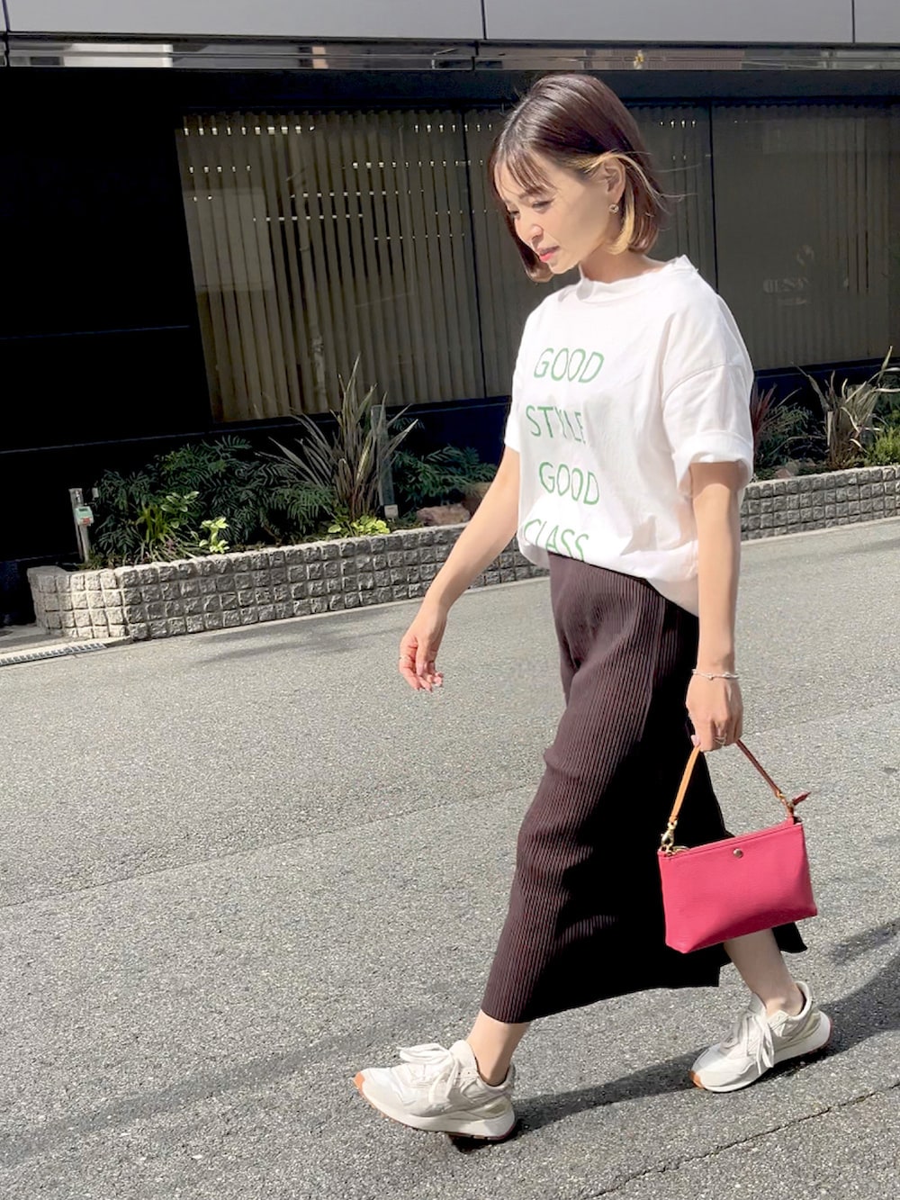 ホワイト系のTシャツ/カットソー、ブラウン系のスカート、ピンク系のハンドバッグを着用したレディースの春コーディネートの3枚目の写真