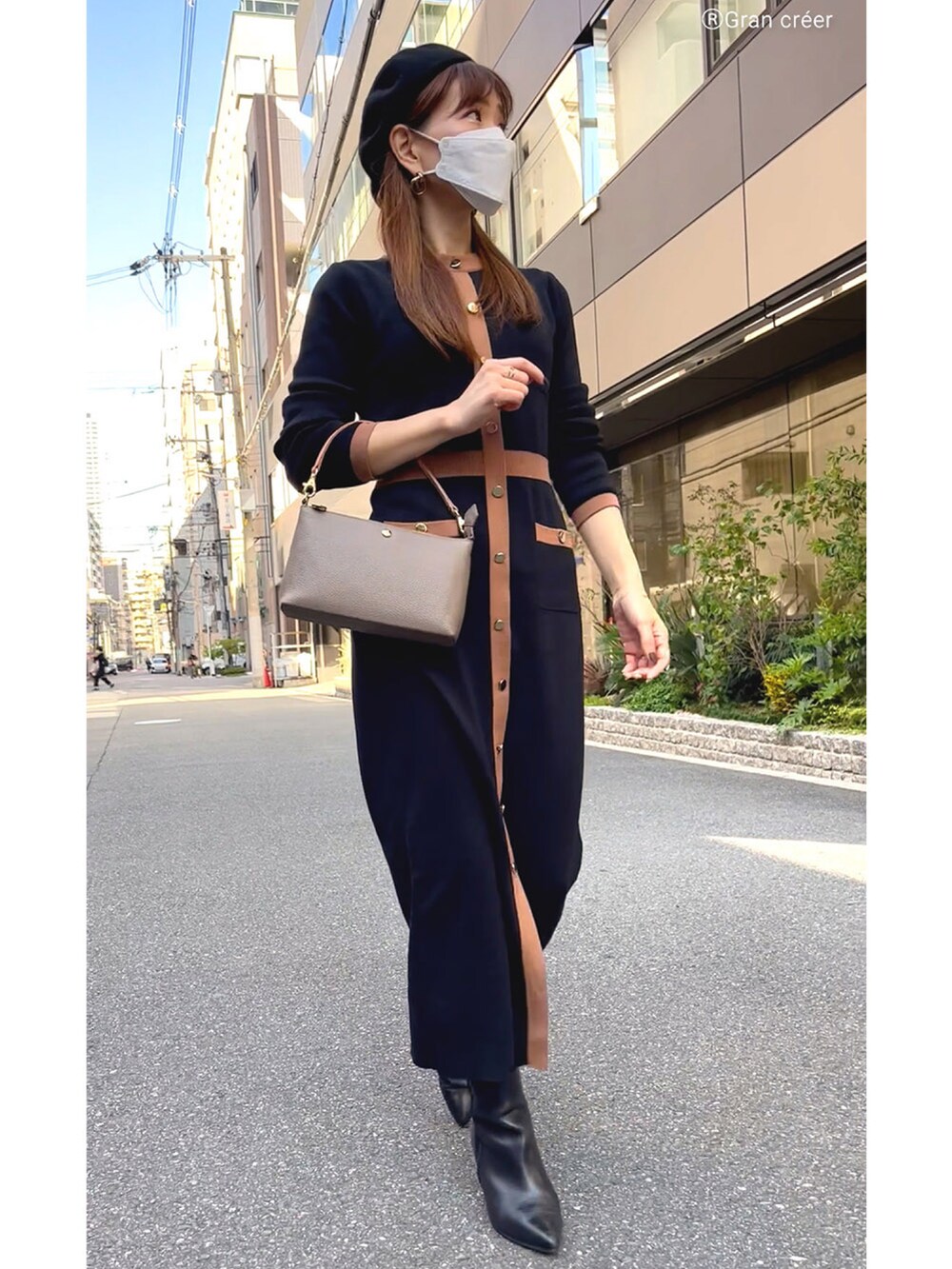 ベージュ系のハンドバッグ、ブラック系のワンピースを着用したレディースの秋コーディネートの3枚目の写真