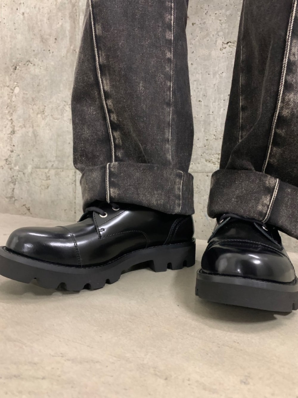 ブラック系のシャツ/ブラウス、ブラック系のTシャツ/カットソー、ブラック系のデニムパンツを着用したメンズの春コーディネートの2枚目の写真