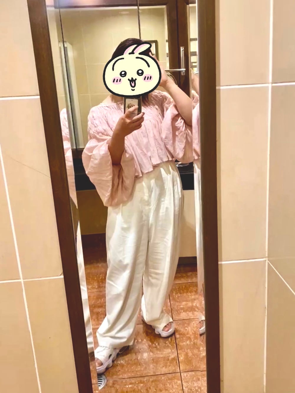 オレンジ系のシャツ/ブラウス、ホワイト系のその他パンツ、ブラック系のパンプスを着用したレディースの夏コーディネートの2枚目の写真