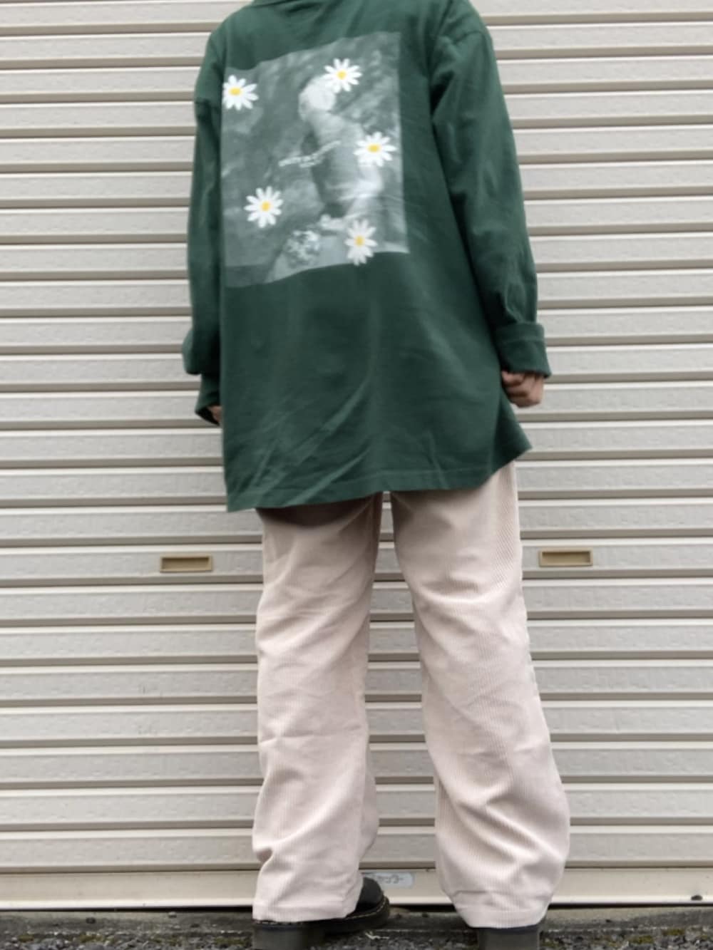 「古着、古着MIX、古着コーデ、古着好きな人と繋がりたい、ロンティー、コーデュロイパンツ、メンズライク、メンズライクコーデ、メンズライク女子、印」｜「Dr. Martensの【Dr.Martens/ドクターマーチン】 3ホール  3EYE GIBSON SHOES（ローファー、ブラック系）」を使った、あかりさん（レディース・156cm）の秋コーディネートの2枚目の写真