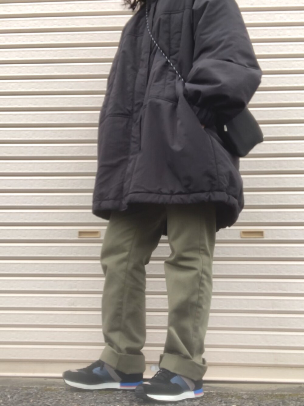 「古着、古着MIX、古着コーデ、古着好きな人と繋がりたい、メンズライク、メンズライクコーデ、メンズライク女子、ダウンコート、ダウン、ダウンジャケット、モノトーン、モノトーンコーデ、カジュアル、カジュアルコーデ、ストリート」｜「niko and...のオリジナルセットサコッシュ（ショルダーバッグ、ブラック系）」を使った、あかりさん（レディース・156cm）の冬コーディネートの2枚目の写真
