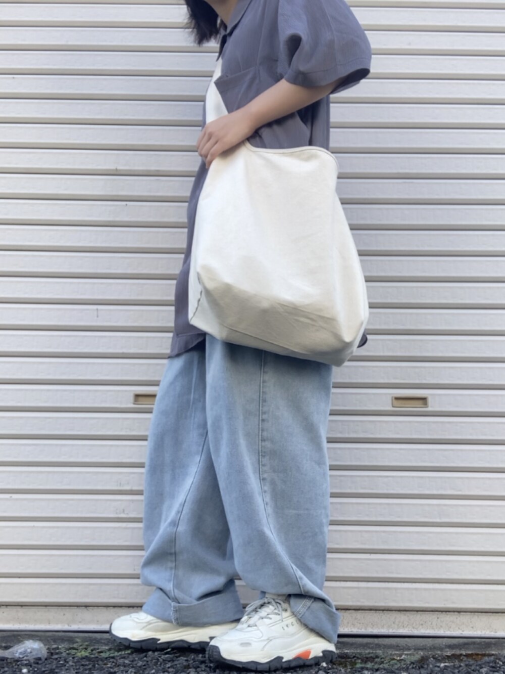 「シンプル、古着、古着MIX、古着コーデ、デニム、デニムパンツ、骨格ウェーブ、キレイめコーデ、古着好きな人と繋がりたい」｜「MUHETのアイテム（ショルダーバッグ、ホワイト系）」を使った、あかりさん（レディース・156cm）の夏コーディネートの2枚目の写真
