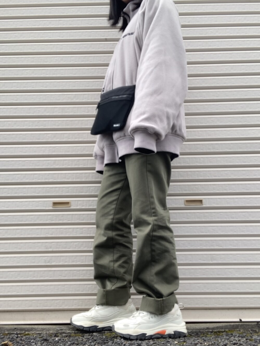 「メンズライク、メンズライクコーデ、メンズライク女子、古着、古着MIX、古着コーデ、古着好きな人と繋がりたい、フリース、リバーシブル、ミリタリー、軍パン」｜「niko and...のオリジナルセットサコッシュ（ショルダーバッグ、ブラック系）」を使った、あかりさん（レディース・156cm）の秋コーディネートの2枚目の写真