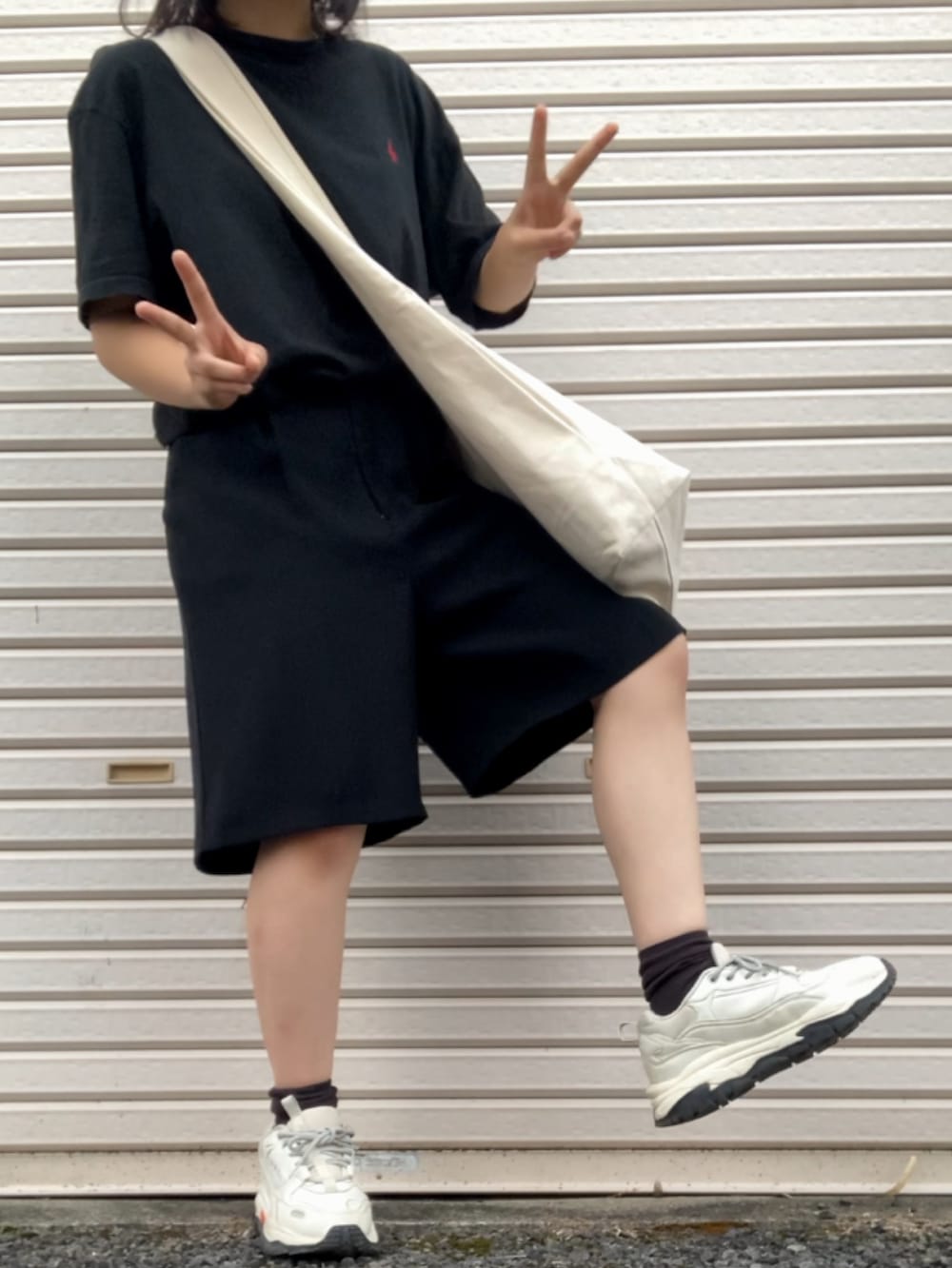 「古着、古着MIX、古着コーデ、メンズライク、メンズライクコーデ、muhet、ハーフパンツ、ムラサキスポーツ」｜「ムラサキスポーツのアイテム（スニーカー、ホワイト系）」を使った、あかりさん（レディース・156cm）の夏コーディネートの2枚目の写真