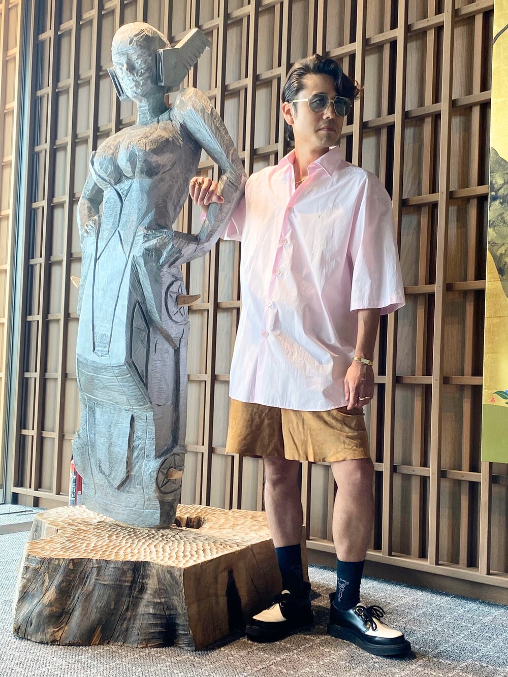 ピンク系のシャツ/ブラウス、ベージュ系のその他パンツを着用したメンズの夏コーディネートの2枚目の写真