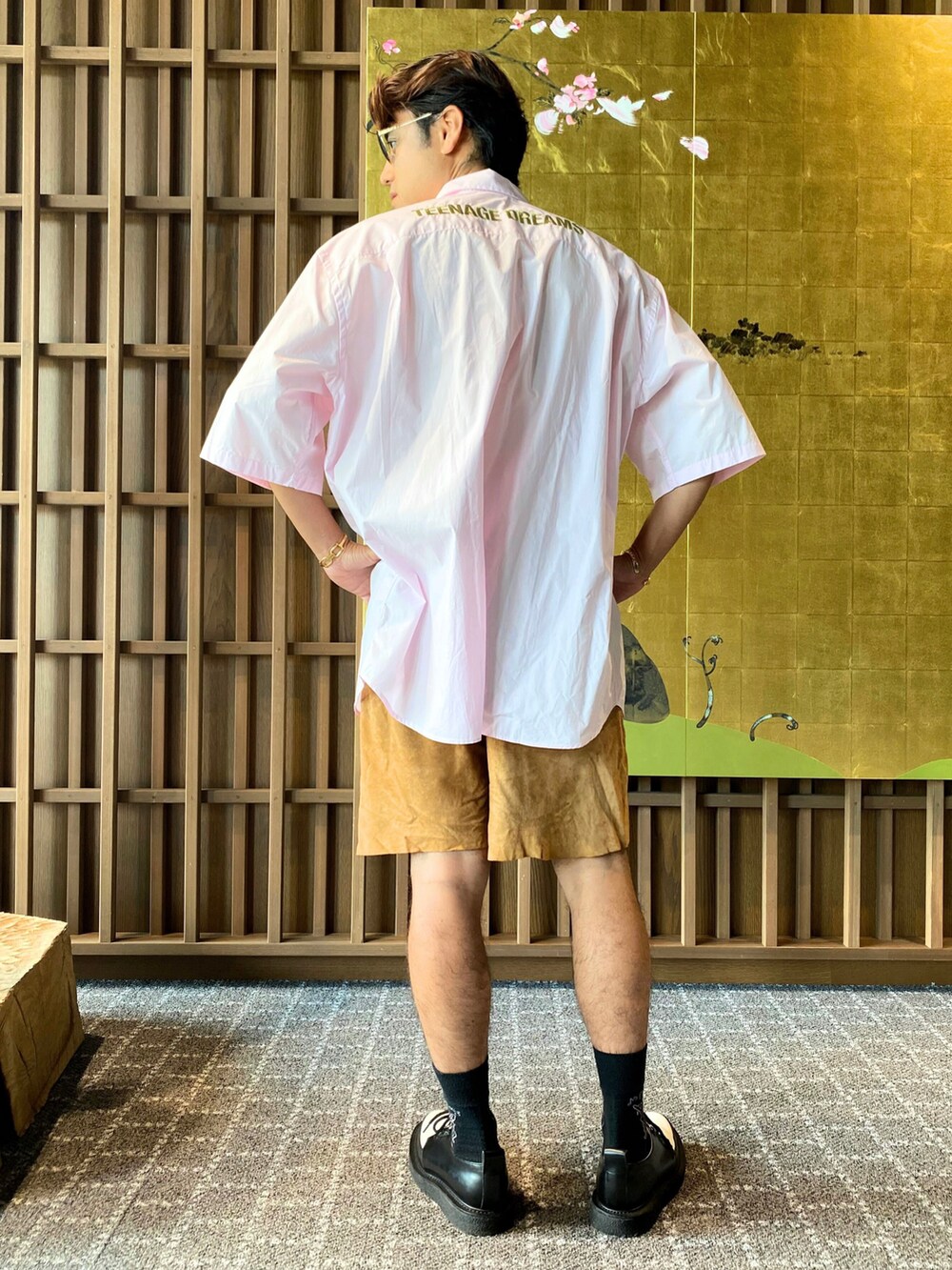 ピンク系のシャツ/ブラウス、ベージュ系のその他パンツを着用したメンズの夏コーディネートの3枚目の写真