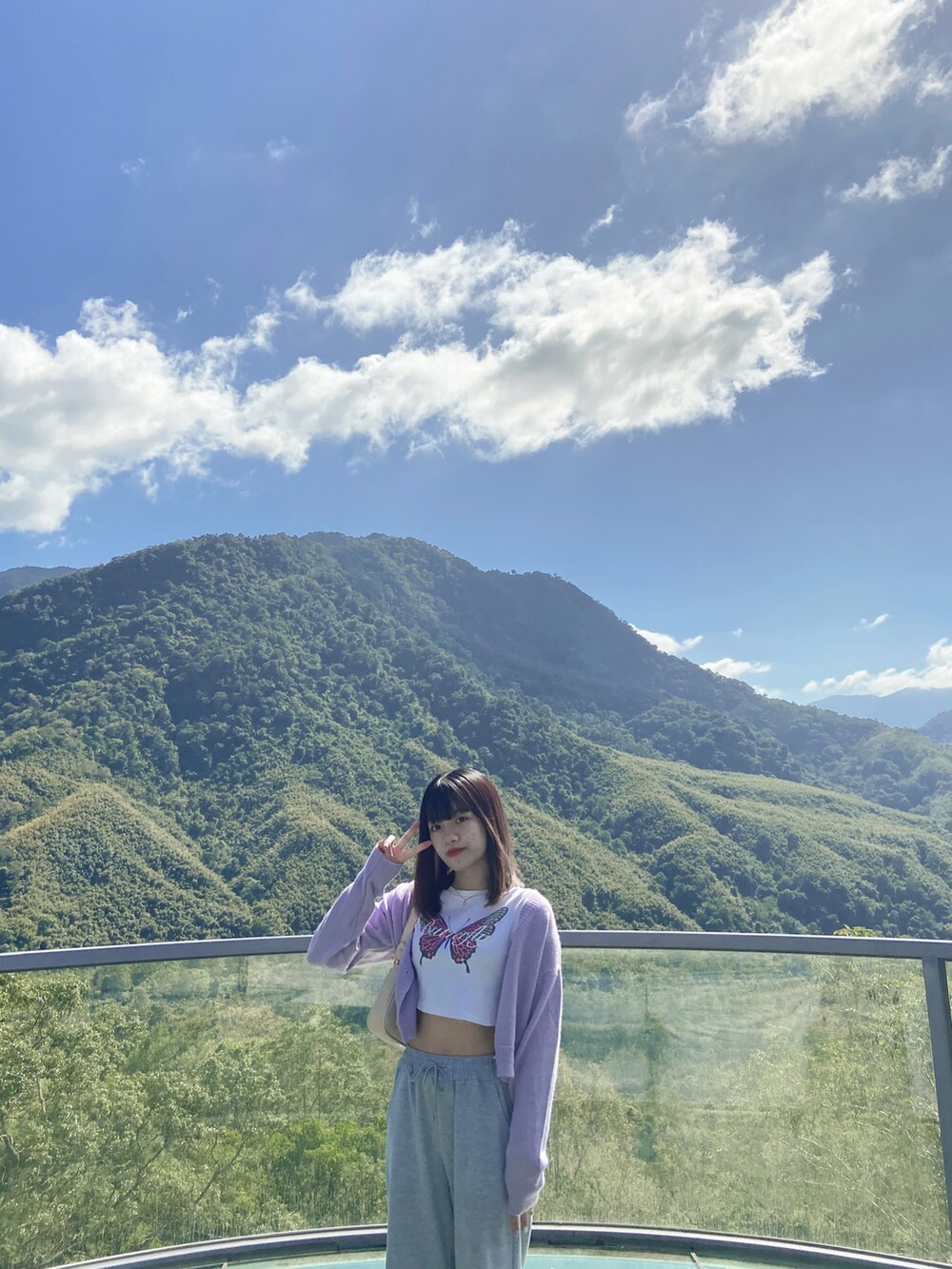 ホワイト系のTシャツ/カットソー、グレー系のその他パンツ、ブラック系のスニーカーを着用したレディースの秋コーディネートの2枚目の写真