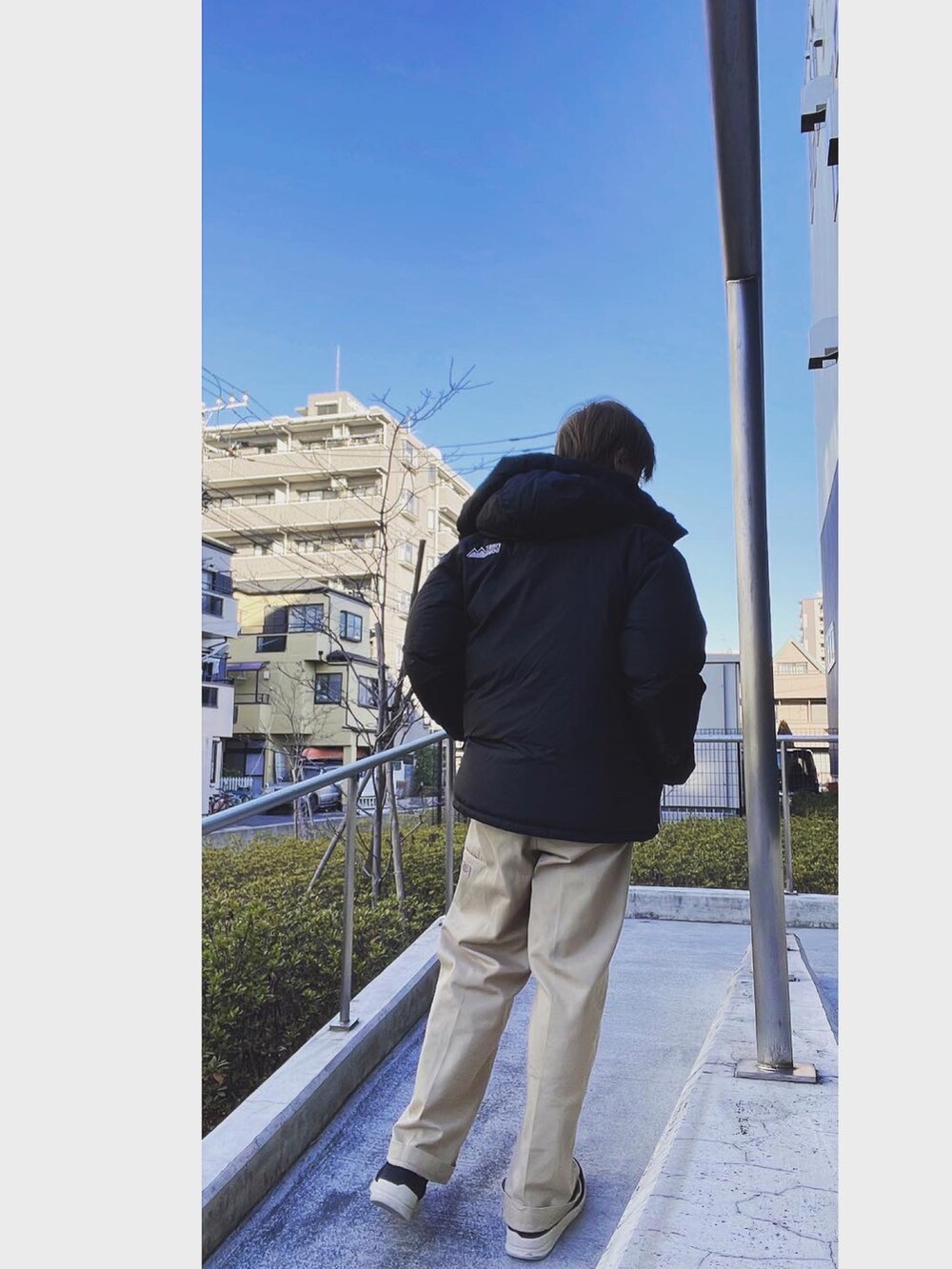 「私の推しブランド、休日スタイル、シンプルコーデ、冬のコーデ、お洒落さんとつながりたい、スニーカーコーデ、いいね、save、フォローお願いします🤑、冬コーデ、Dickies、オニツカタイガー、FIRSTDOWN、unrelaxing、ブラック、ワイドパンツ、ベージュ」｜「FIRST DOWNの【FIRST DOWN USA】ファーストダウン USA DOWN JACKET HOODIE（ダウンジャケット/コート、ブラック系）」を使った、sOu    【相互】さん（メンズ・176cm）の冬コーディネートの2枚目の写真