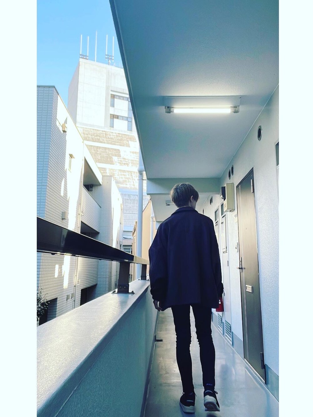 ブラウン系のブルゾン、ブラック系のTシャツ/カットソー、ブラック系のその他パンツを着用したメンズの冬コーディネートの4枚目の写真