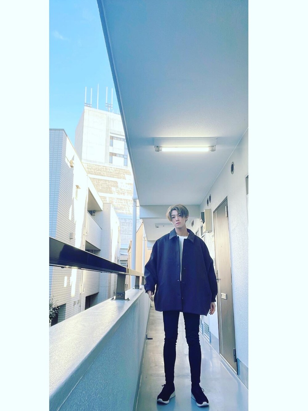 ブラウン系のブルゾン、ブラック系のTシャツ/カットソー、ブラック系のその他パンツを着用したメンズの冬コーディネートの2枚目の写真