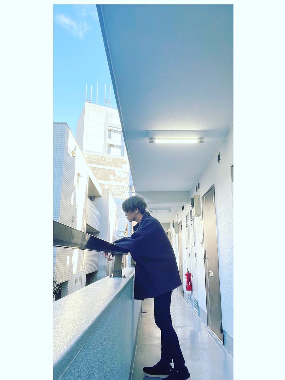 ブラウン系のブルゾン、ブラック系のTシャツ/カットソー、ブラック系のその他パンツを着用したメンズの冬コーディネートの3枚目の写真