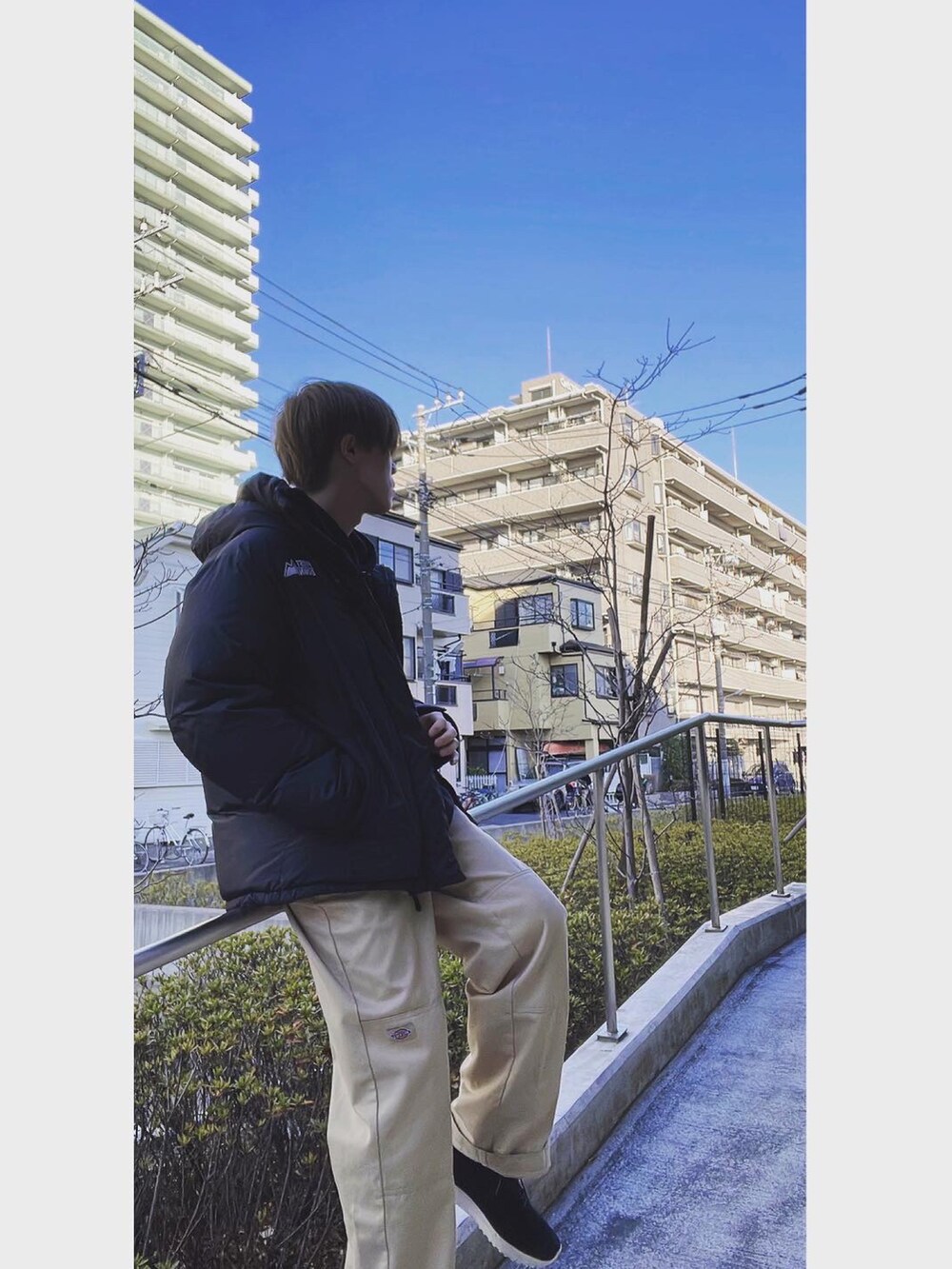 「私の推しブランド、休日スタイル、シンプルコーデ、冬のコーデ、お洒落さんとつながりたい、スニーカーコーデ、いいね、save、フォローお願いします🤑、冬コーデ、Dickies、オニツカタイガー、FIRSTDOWN、unrelaxing、ブラック、ワイドパンツ、ベージュ」｜「FIRST DOWNの【FIRST DOWN USA】ファーストダウン USA DOWN JACKET HOODIE（ダウンジャケット/コート、ブラック系）」を使った、sOu    【相互】さん（メンズ・176cm）の冬コーディネートの3枚目の写真