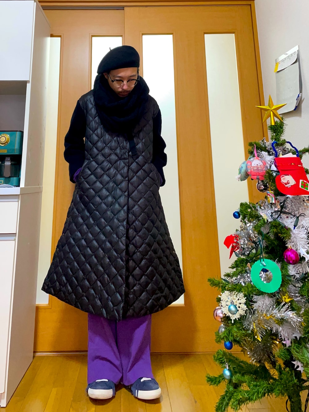 パープル系のトップス、ブルー系のデニムジャケット、パープル系のパンツを着用したメンズの冬コーディネートの2枚目の写真