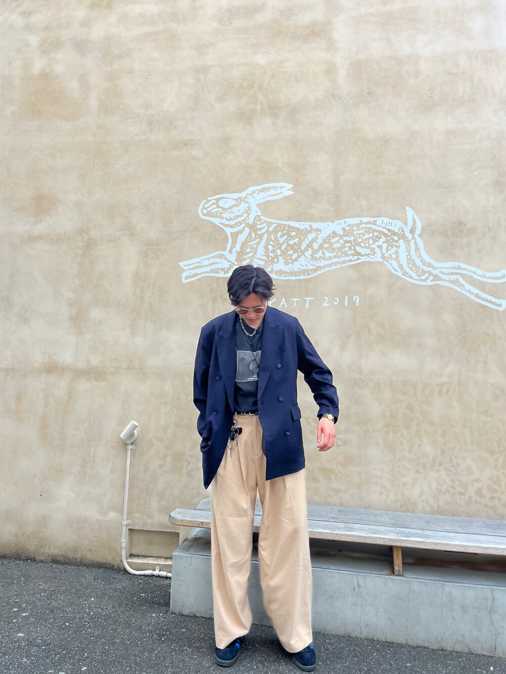 ブラック系のTシャツ/カットソー、ブルー系のテーラードジャケット、ブルー系のスニーカーを着用したメンズの春コーディネートの2枚目の写真