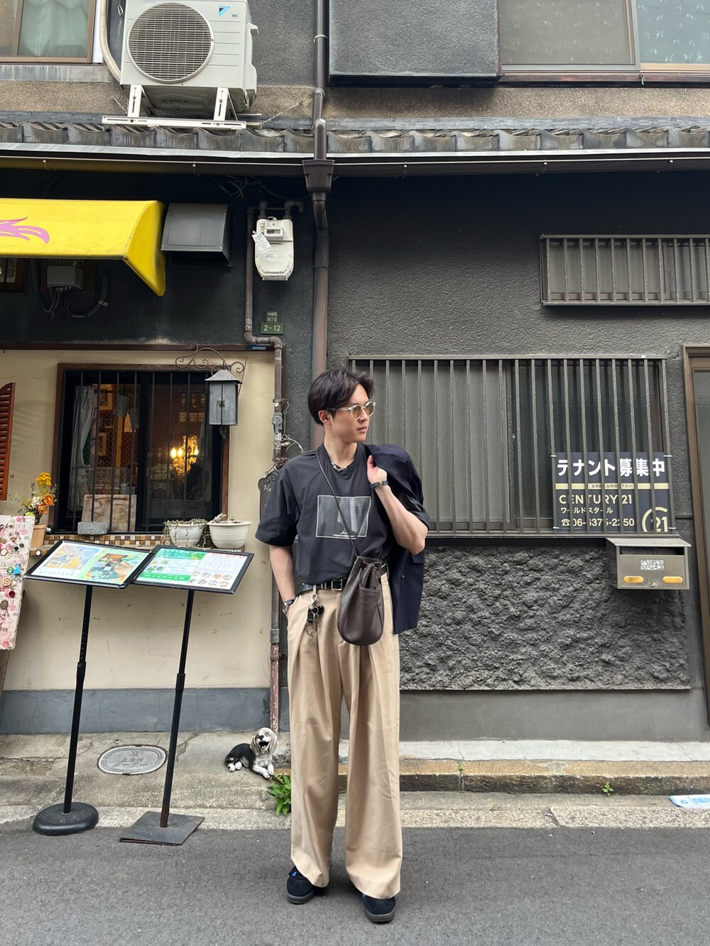 ベージュ系のその他パンツ、ブラック系のTシャツ/カットソー、ブルー系のスニーカーを着用したメンズの春コーディネートの3枚目の写真