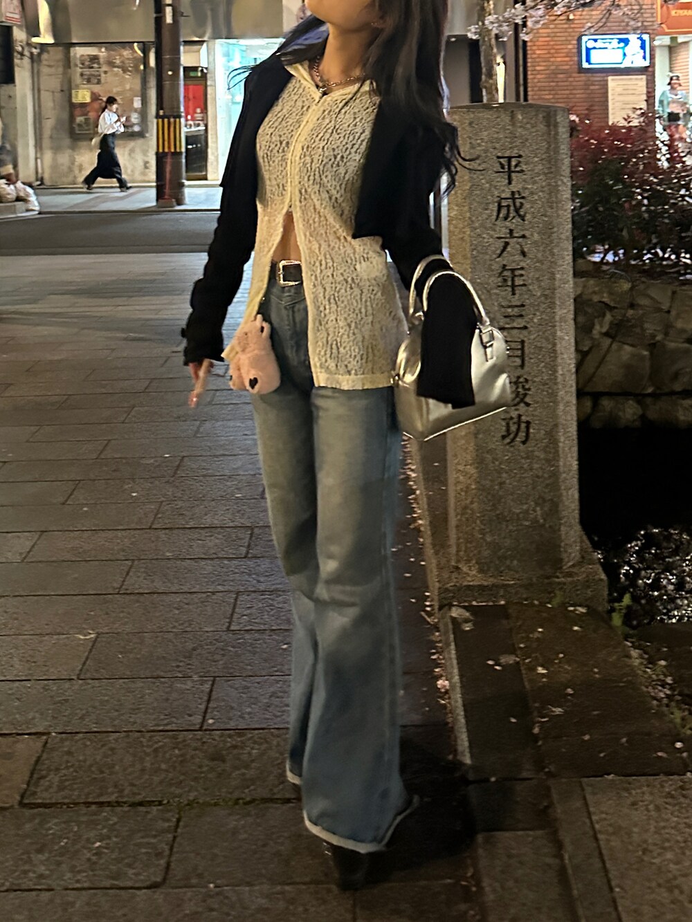 ベージュ系のパーカー、ブラック系のジャケット/アウター、ピンク系のチャームを着用したレディースの秋コーディネートの2枚目の写真
