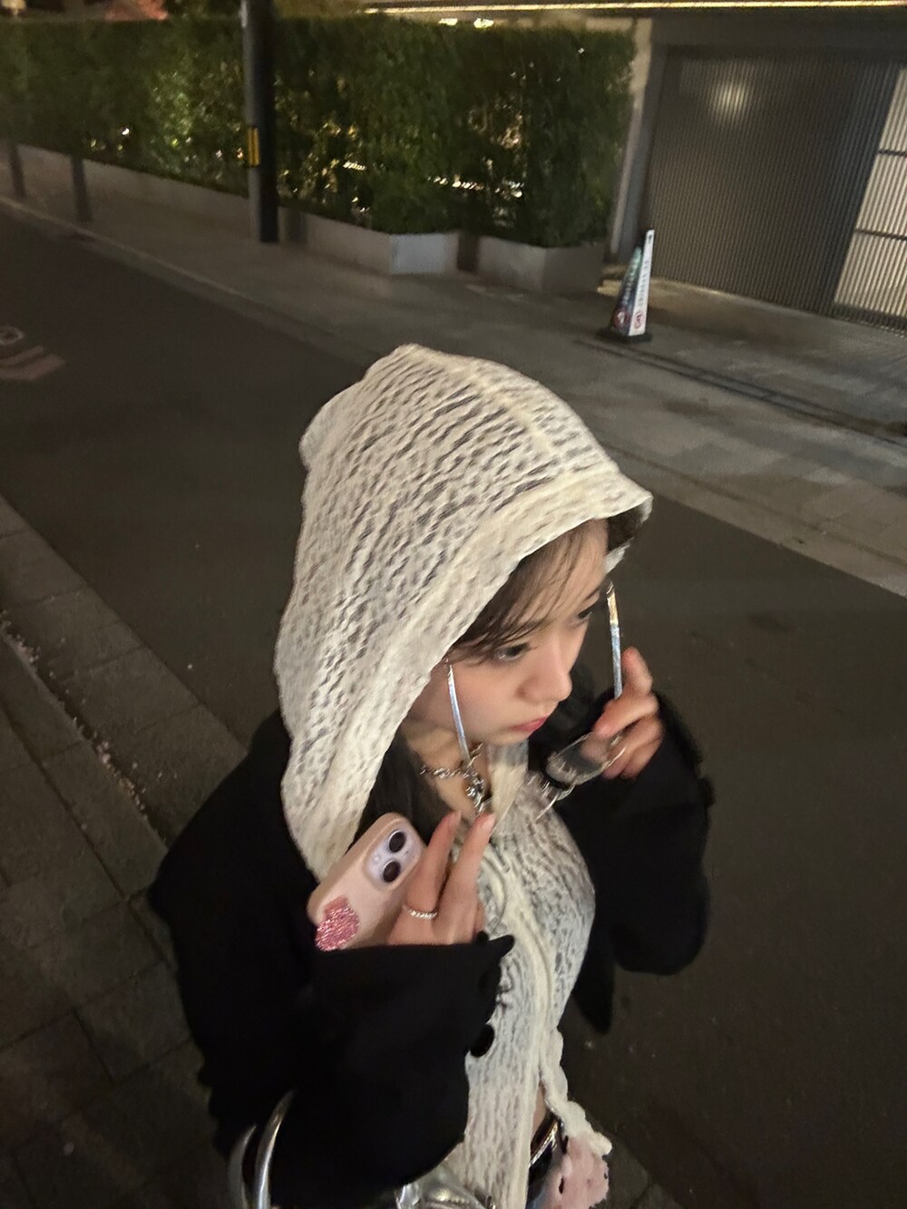 ベージュ系のパーカー、ブラック系のジャケット/アウター、ピンク系のチャームを着用したレディースの秋コーディネートの3枚目の写真
