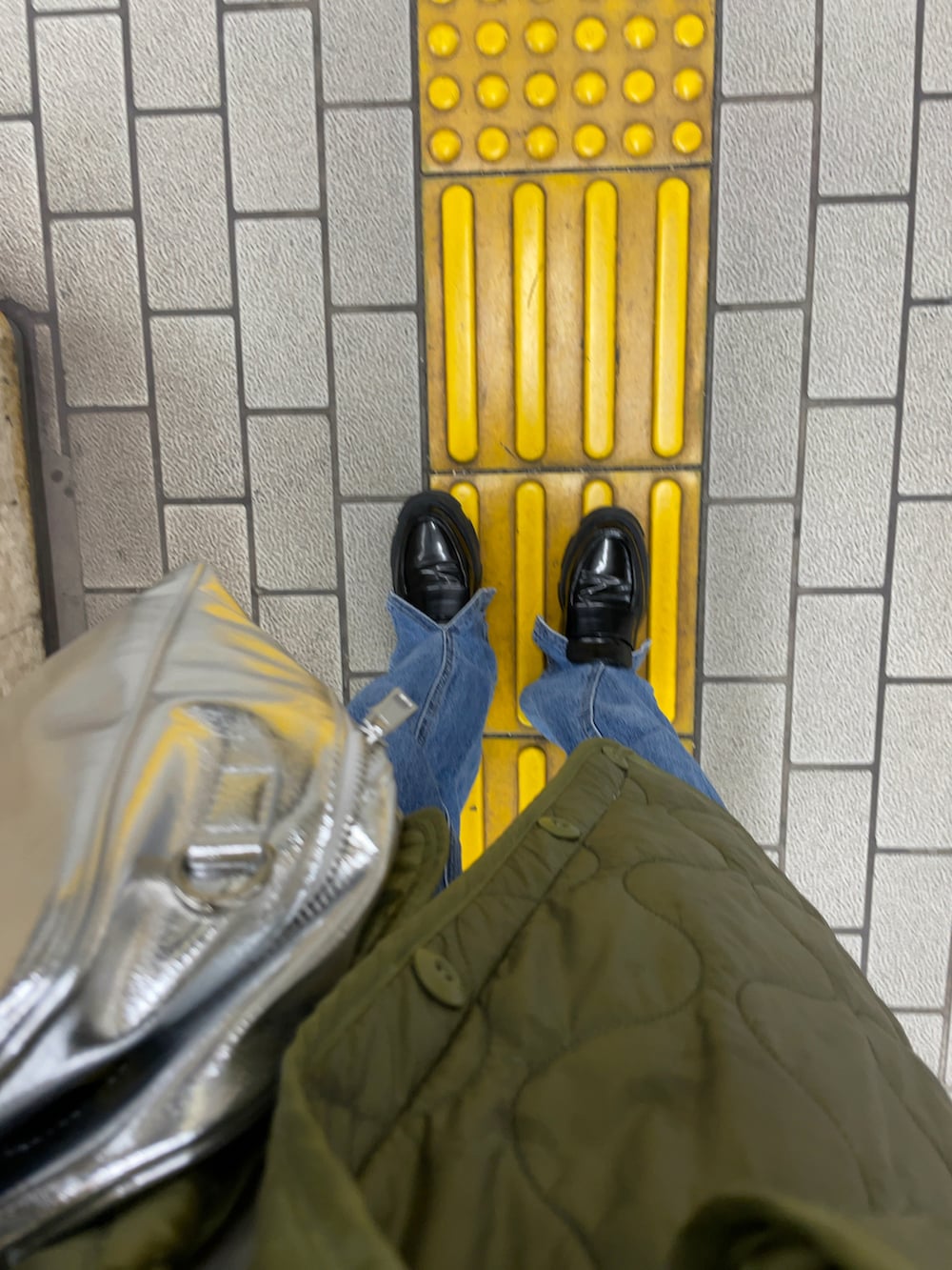 レッド系のスウェット、ブルー系のデニムパンツを着用したレディースの冬コーディネートの2枚目の写真