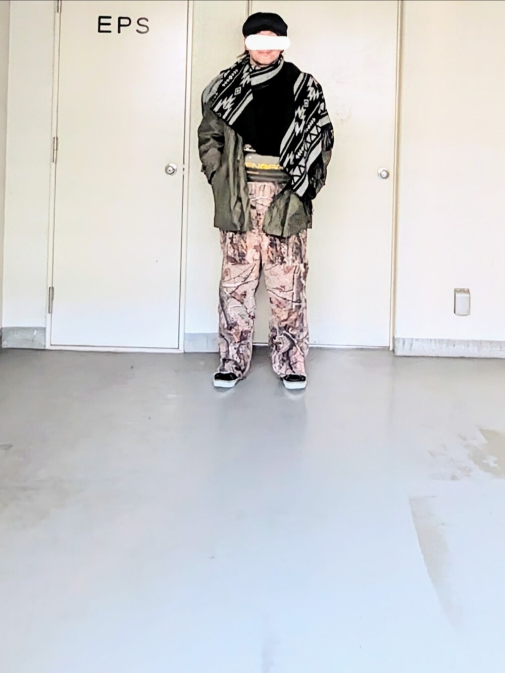 「冬コーデ、メンズファッション、お洒落さんとつながりたい、今日のコーデ、ミリタリー、ミリタリージャケット、ミリタリーコーデ、古着、古着MIX、古着コーデ、オーバーオール、carhartt、ハット、ブラック、ブラックコーデ」｜「VANSのアイテム（スニーカー、ブラック系）」を使った、kazuhiroさん（メンズ・176cm）の冬コーディネートの2枚目の写真