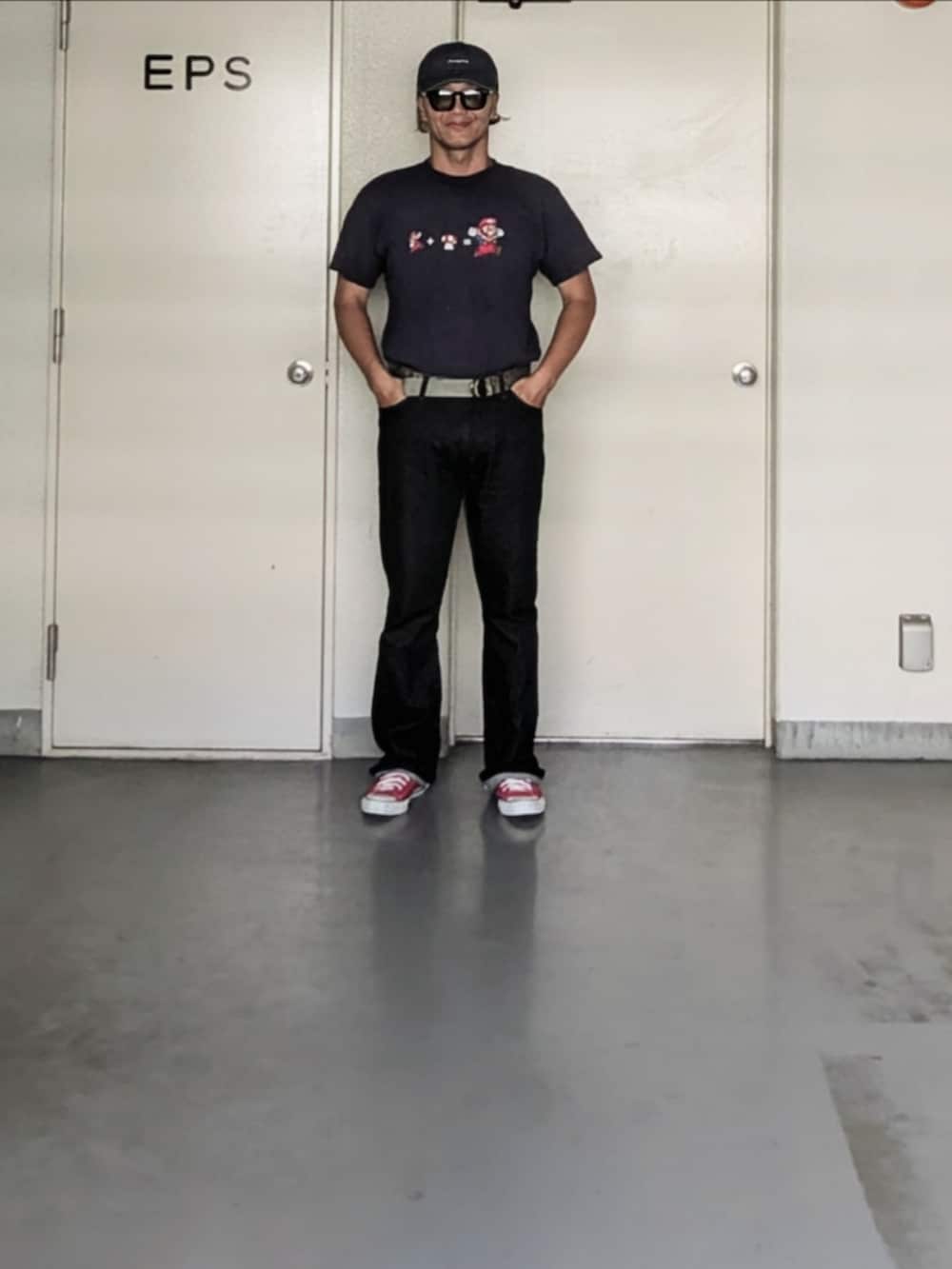 「ブーツカットパンツ、デニム、メンズファッション、お洒落さんとつながりたい、今日のコーデ、大人カジュアル、デニムパンツ、Tシャツ、Tシャツ×デニム、キャップ、ベルト、スニーカー、サングラス、サングラススタイル」｜「Wranglerのアイテム（デニムパンツ、ブルー系）」を使った、kazuhiroさん（メンズ・176cm）の夏コーディネートの2枚目の写真