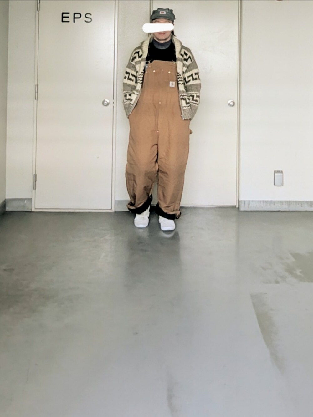 「冬アウター、カウチンセーター、ニット、キャスケット、メンズファッション、お洒落さんとつながりたい、今日のコーデ、休日コーデ、古着、古着MIX、古着コーデ、古着好きな人と繋がりたい、VANS、セーター、オーバーオール」｜「VANSのアイテム（スニーカー、ホワイト系）」を使った、kazuhiroさん（メンズ・176cm）の冬コーディネートの2枚目の写真