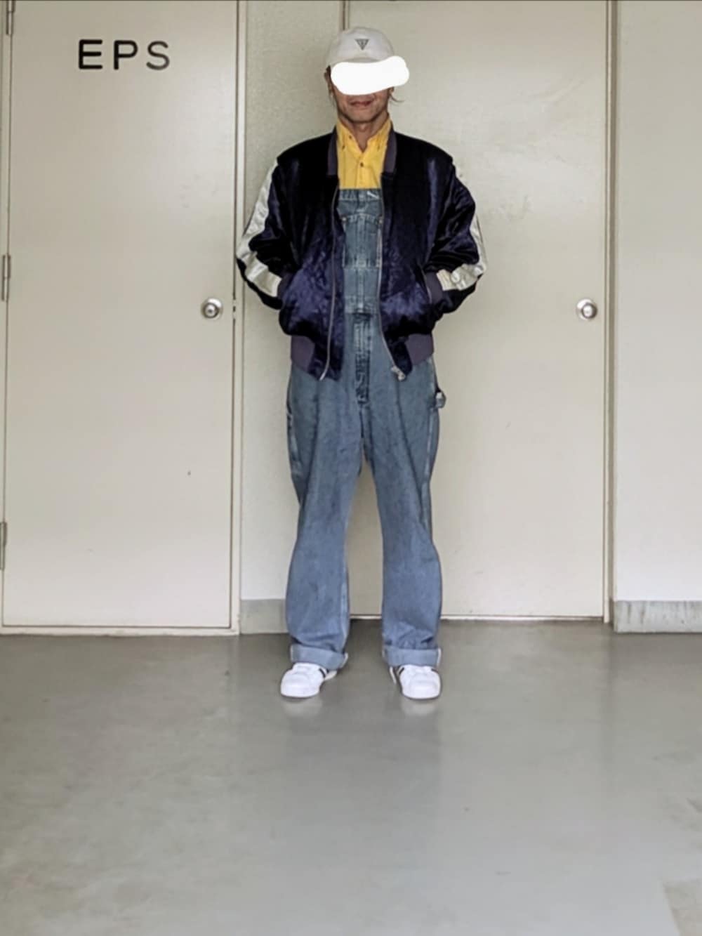「秋コーデ、メンズファッション、お洒落さんとつながりたい、今日のコーデ、大人カジュアル、ヒステリックグラマー、スカジャン、スカジャンコーデ、カーハート、オーバーオール、古着、古着コーデ、古着好きな人と繋がりたい、Wrangler、guess」｜「adidasのアイテム（スニーカー、ホワイト系）」を使った、kazuhiroさん（メンズ・176cm）の秋コーディネートの2枚目の写真