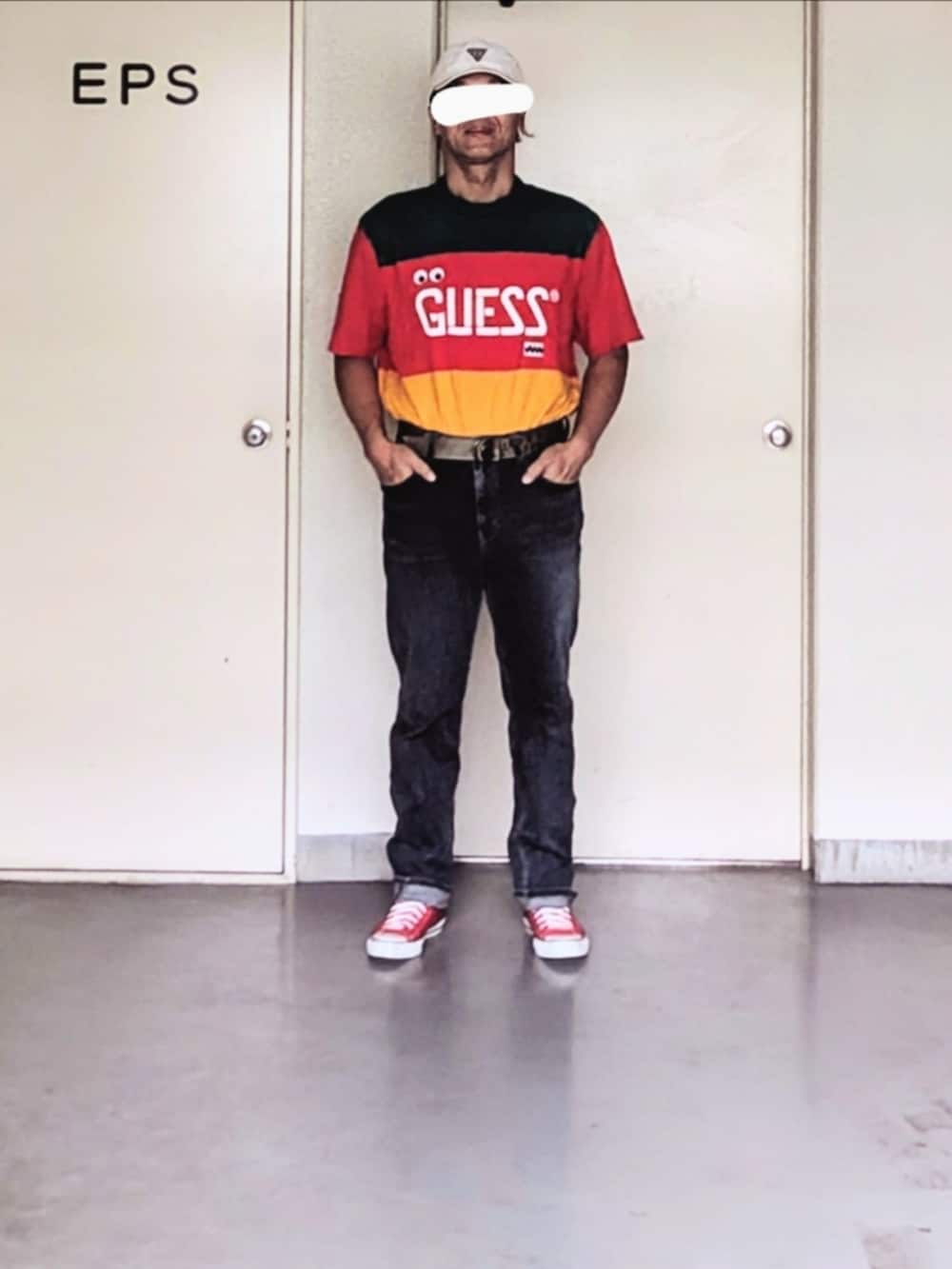 「GUESS、guess、Tシャツ×デニム、キャップ、派手、派手柄、デニム、デニムパンツ、Tシャツ、コンバース オールスター、コンバース」｜「Guessのアイテム（デニムパンツ、ブルー系）」を使った、kazuhiroさん（メンズ・176cm）の夏コーディネートの2枚目の写真