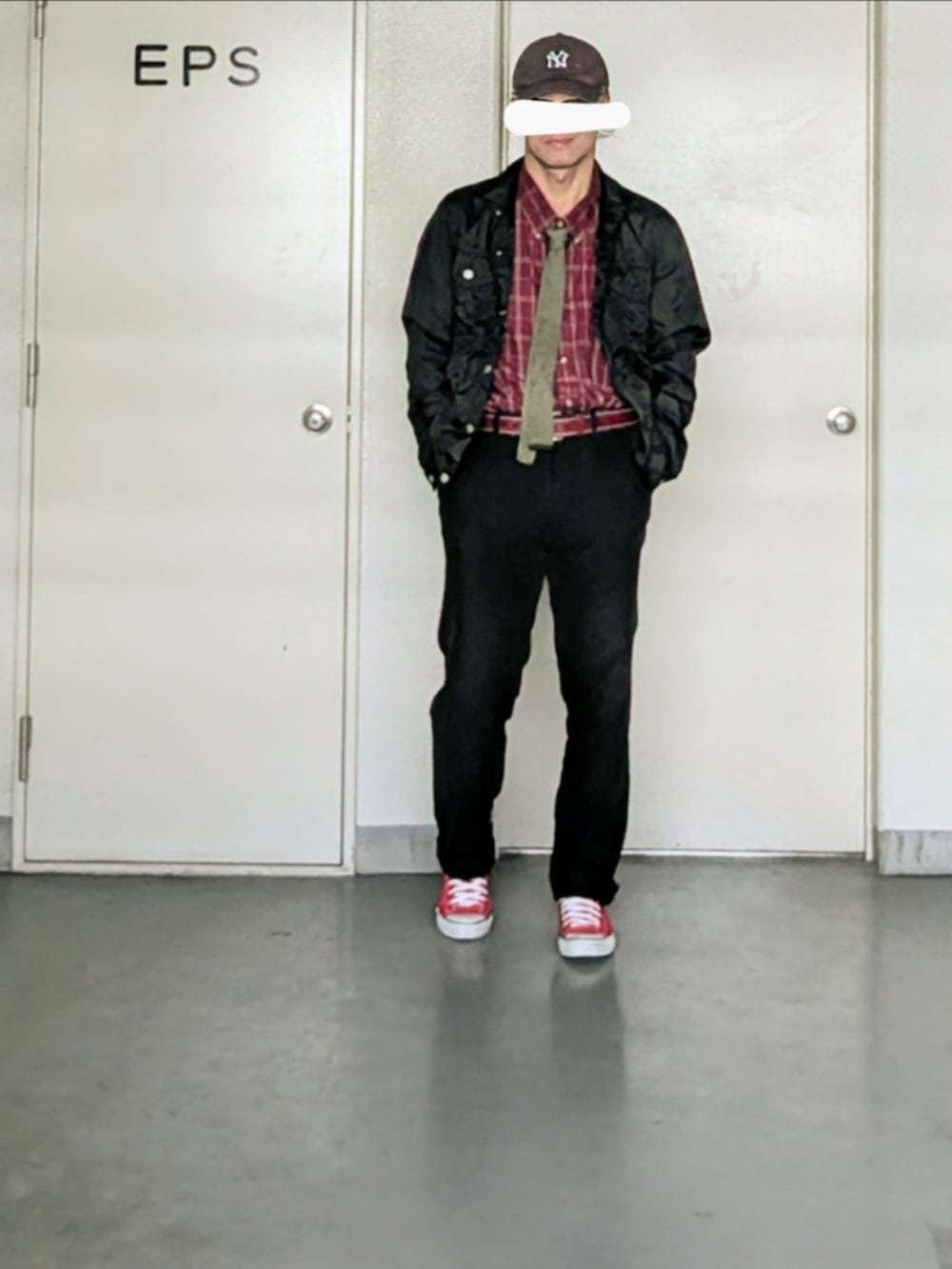 「秋っぽコーデ更新中、メンズファッション、お洒落さんとつながりたい、今日のコーデ、スラックス、タックイン、ジュンヤワタナベ、ジュンヤワタナベ×リーバイス、ナイロンジャケット、黒、ブラックコーデ、コンバース、スニーカー、スラックスパンツ、古着」｜「POLO RALPH LAURENのアイテム（スラックス、ブラック系）」を使った、kazuhiroさん（メンズ・176cm）の秋コーディネートの2枚目の写真