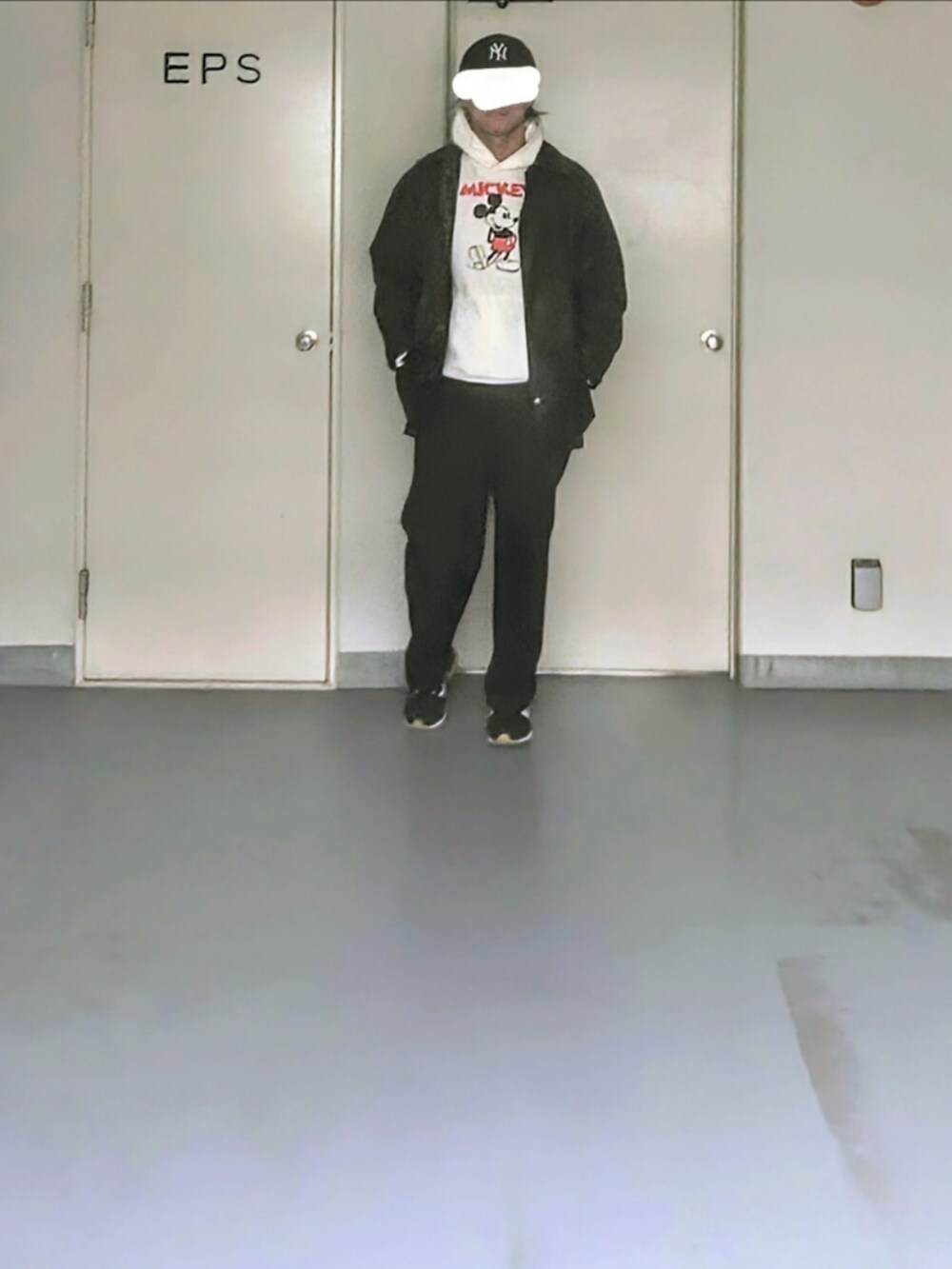 「メンズファッション、お洒落さんとつながりたい、今日のコーデ、大人カジュアル、スラックス、ミッキー、ディズニー、ディズニーコーデ、パーカー、Dickies、チノパン、古着、古着コーデ、古着好きな人と繋がりたい、古着屋」｜「adidasのアイテム（スニーカー、ブラック系）」を使った、kazuhiroさん（メンズ・176cm）の秋コーディネートの2枚目の写真