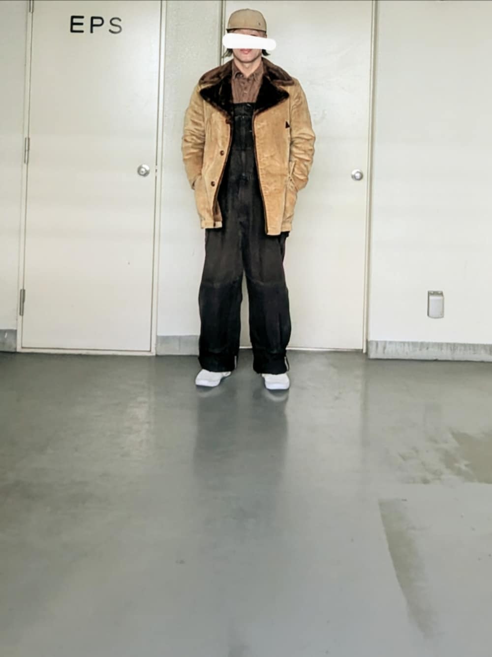 「冬コーデ、メンズファッション、お洒落さんとつながりたい、今日のコーデ、大人カジュアル、carhartt、オーバーオール、サロペット、ブラウン、ブラウンコーデ、古着、古着MIX、キャップ、ムートンコート、古着好きな人と繋がりたい」｜「VANSのアイテム（スニーカー、ホワイト系）」を使った、kazuhiroさん（メンズ・176cm）の冬コーディネートの2枚目の写真