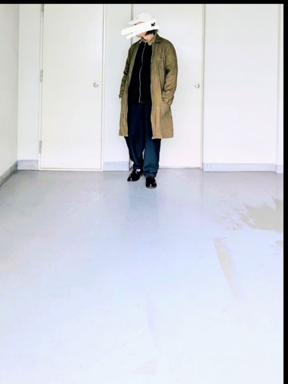 ブラック系のローファー、グリーン系のスラックス、グリーン系のブルゾンを着用したメンズの秋コーディネートの2枚目の写真