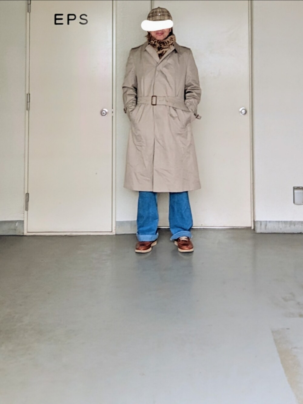 「真冬のあったかスタイル、マフラーぐるぐる、メンズファッション、お洒落さんとつながりたい、今日のコーデ、大人カジュアル、休日コーデ、トレンチコート、トレンチコート×デニム、ロングコート、ベージュ、ベージュコーデ、チャンピオン、古着、キャップ」｜「USEDのアイテム（ドレスシューズ、ブラウン系）」を使った、kazuhiroさん（メンズ・176cm）の冬コーディネートの2枚目の写真