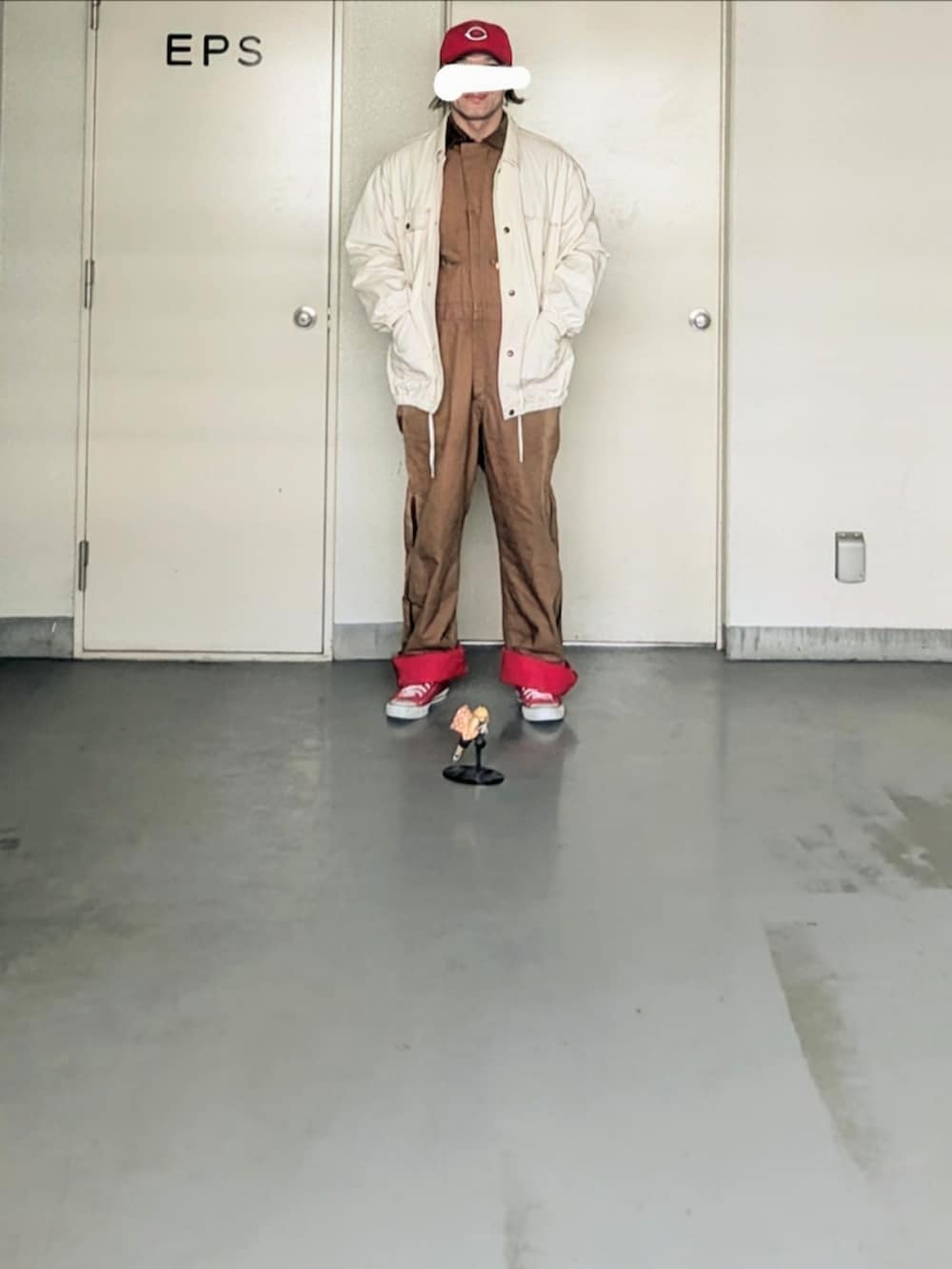 「冬コーデ、メンズファッション、お洒落さんとつながりたい、今日のコーデ、大人カジュアル、つなぎ、USA、カープ男子、キルティング、古着、古着MIX、古着コーデ、古着好きな人と繋がりたい、鬼滅の刃、キャップ」｜「鬼滅のアイテム（フィギュア、イエロー系）」を使った、kazuhiroさん（メンズ・176cm）の冬コーディネートの2枚目の写真