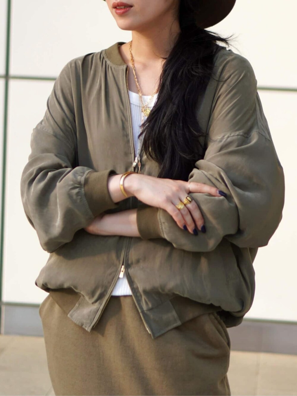 グリーン系のその他アウター、ベージュ系のハットを着用したレディースの秋コーディネートの5枚目の写真