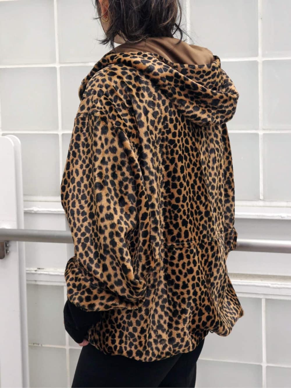 ブラウン系のその他アウター、ブラック系のニット/セーター、ブラック系のブーツを着用したレディースの秋コーディネートの3枚目の写真