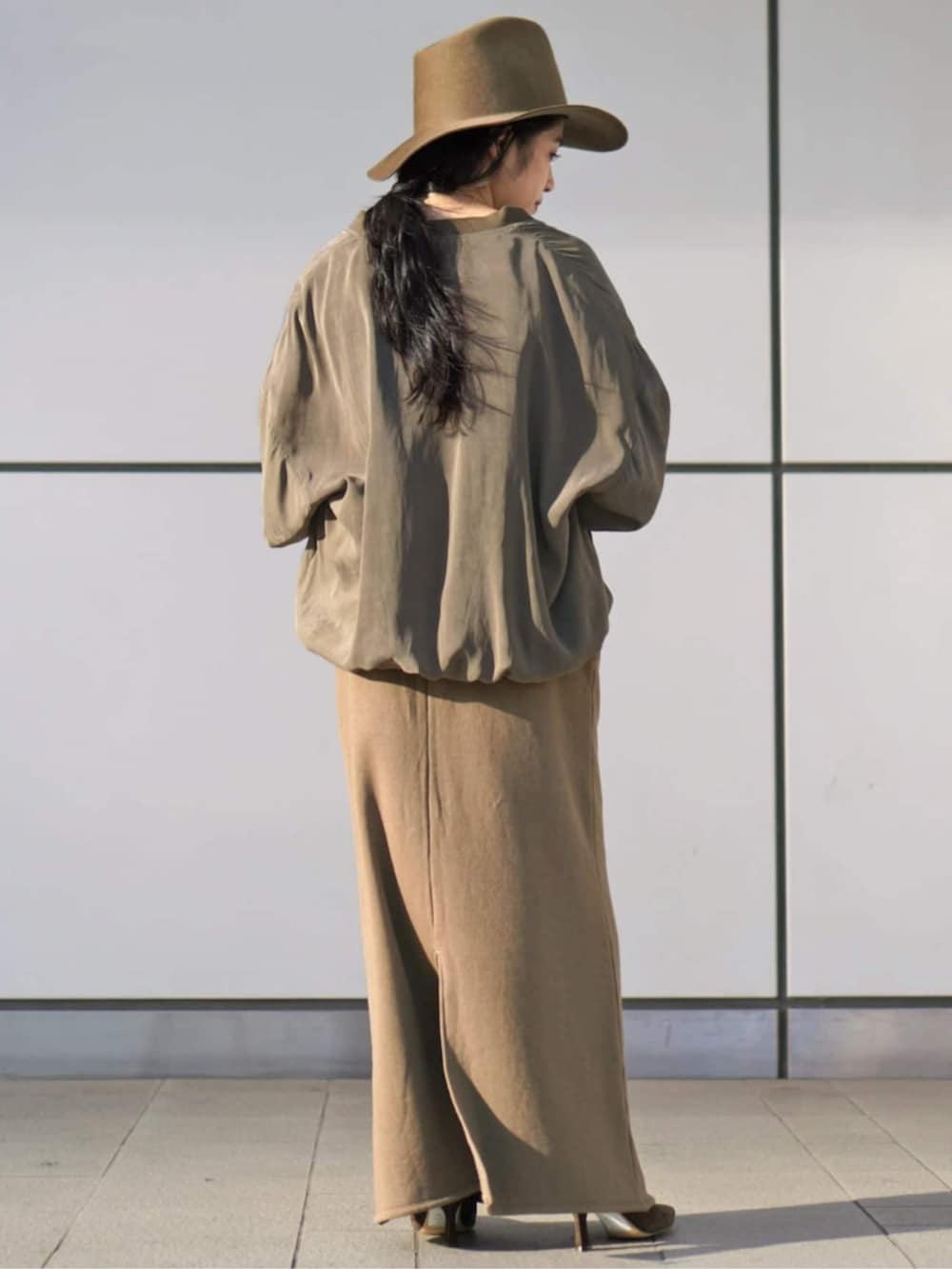 グリーン系のその他アウター、ベージュ系のハットを着用したレディースの秋コーディネートの3枚目の写真