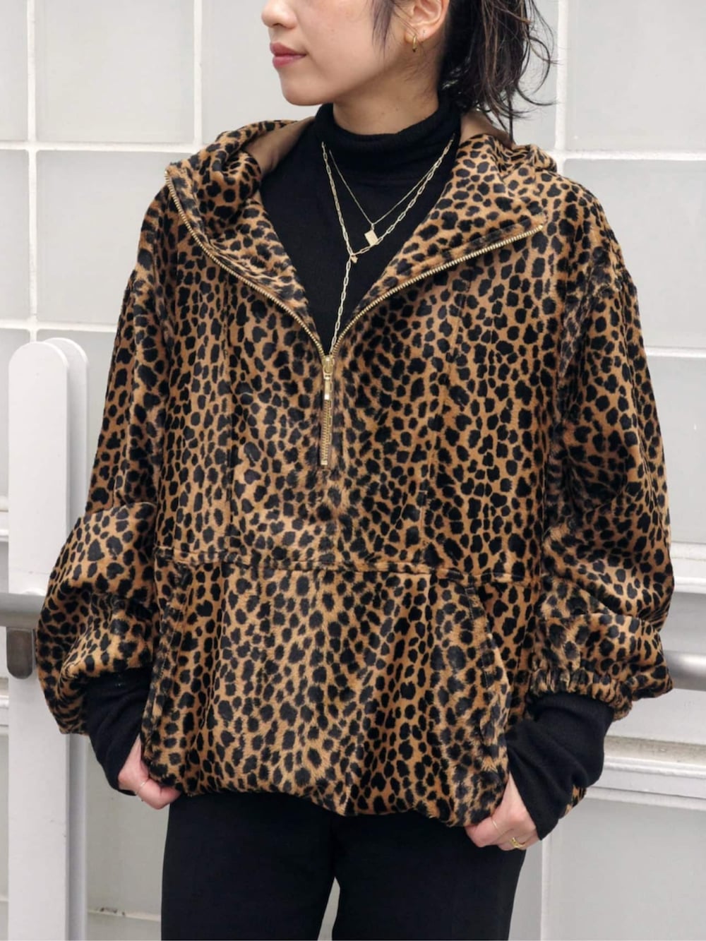 ブラウン系のその他アウター、ブラック系のニット/セーター、ブラック系のブーツを着用したレディースの秋コーディネートの2枚目の写真