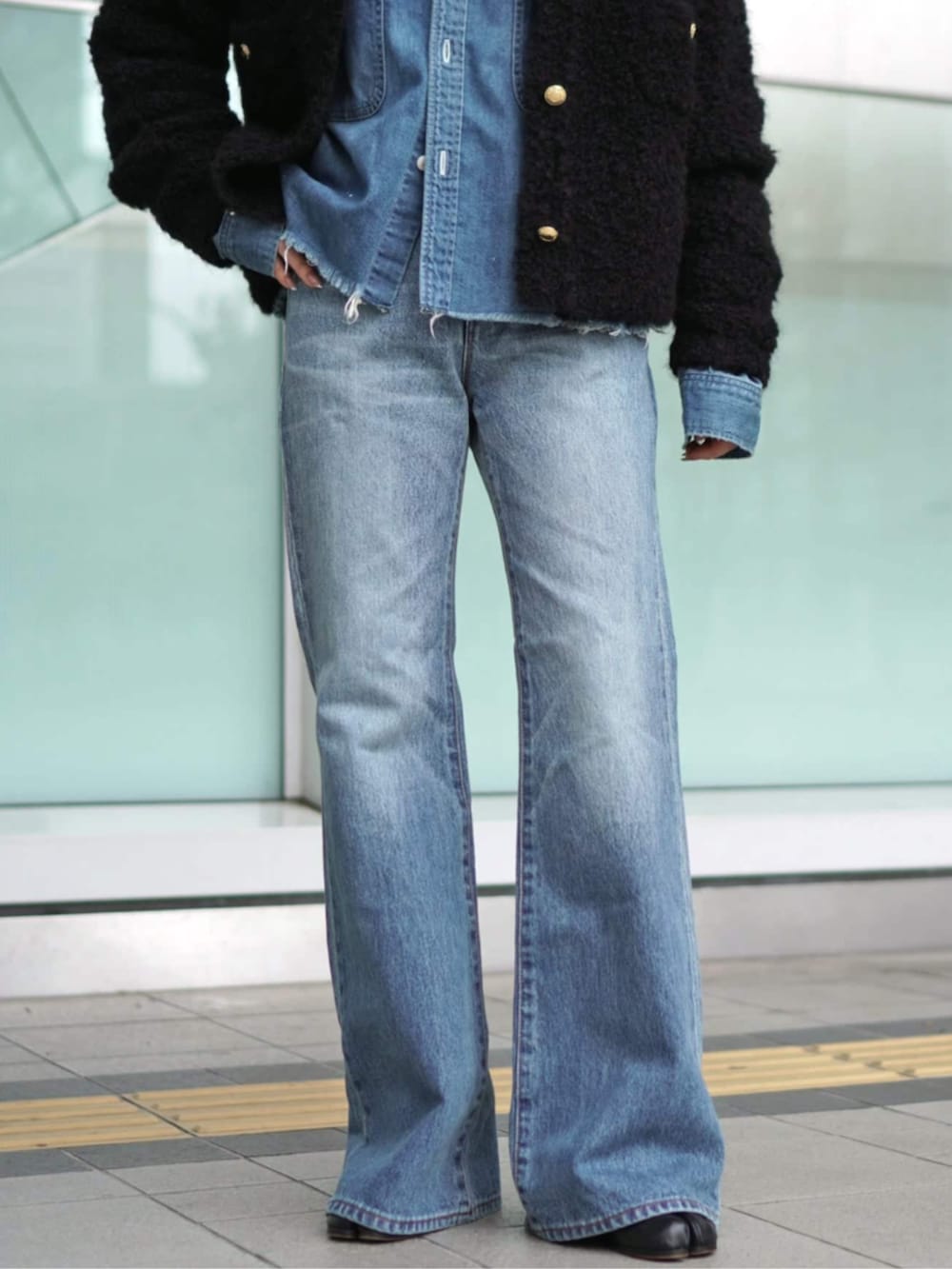 ブルー系のデニムパンツ、ブラック系のその他アウターを着用したレディースの秋コーディネートの3枚目の写真