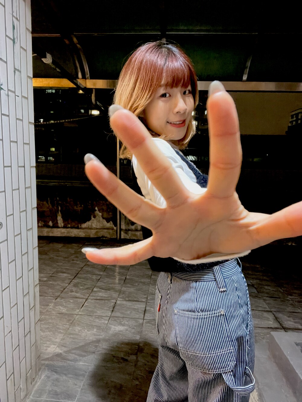 その他のデニムパンツ、ブラック系のベストを着用したレディースの春コーディネートの4枚目の写真