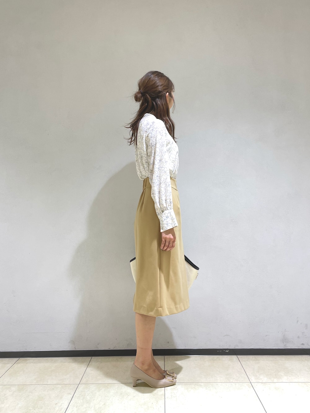 ホワイト系のシャツ/ブラウス、ブラック系のトートバッグ、イエロー系のスカートを着用したレディースの春コーディネートの2枚目の写真