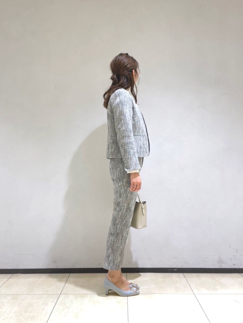 ブラック系のノーカラージャケット、ホワイト系のシャツ/ブラウス、ブラック系のその他パンツを着用したレディースの冬コーディネートの2枚目の写真