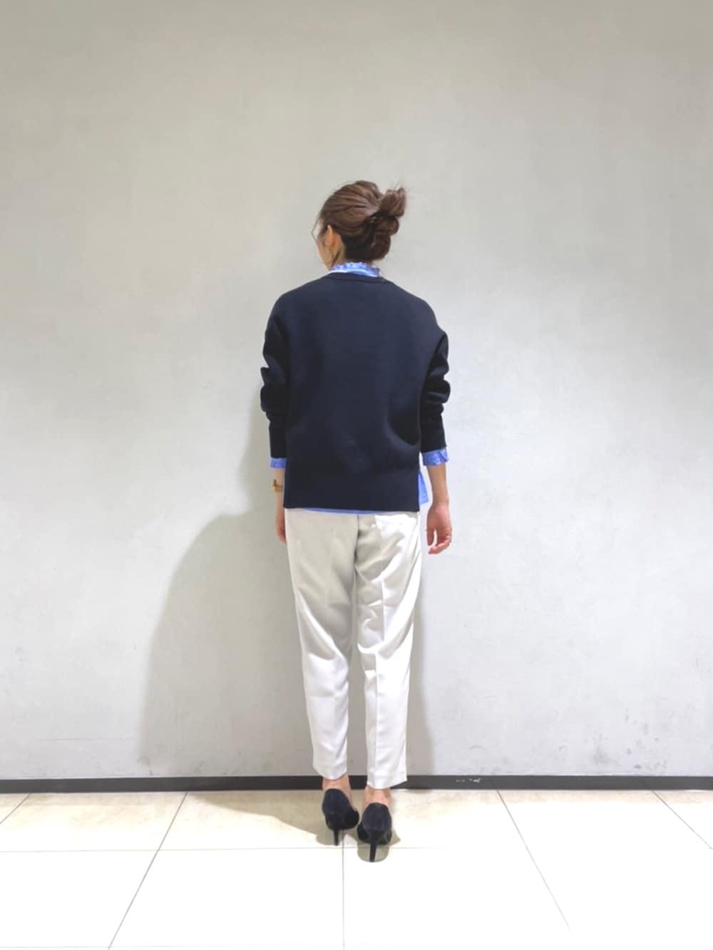 ブラック系のニット/セーター、ブルー系のシャツ/ブラウス、グレー系のその他パンツを着用したレディースの冬コーディネートの3枚目の写真