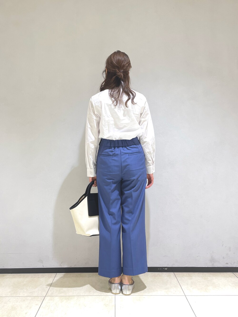 ホワイト系のシャツ/ブラウス、ブルー系のその他パンツ、ブラック系のトートバッグを着用したレディースの春コーディネートの3枚目の写真