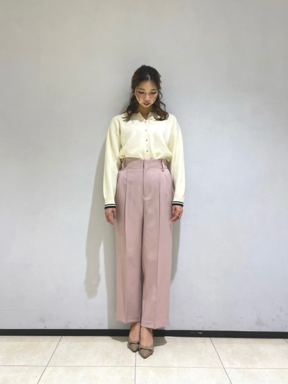 ホワイト系のカーディガン/ボレロ、ブラウン系のチェスターコート、ピンク系のその他パンツを着用したレディースの冬コーディネートの2枚目の写真