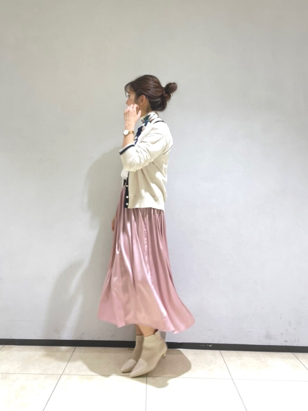 ホワイト系のTシャツ/カットソー、ベージュ系のカーディガン/ボレロ、ピンク系のスカートを着用したレディースの冬コーディネートの2枚目の写真
