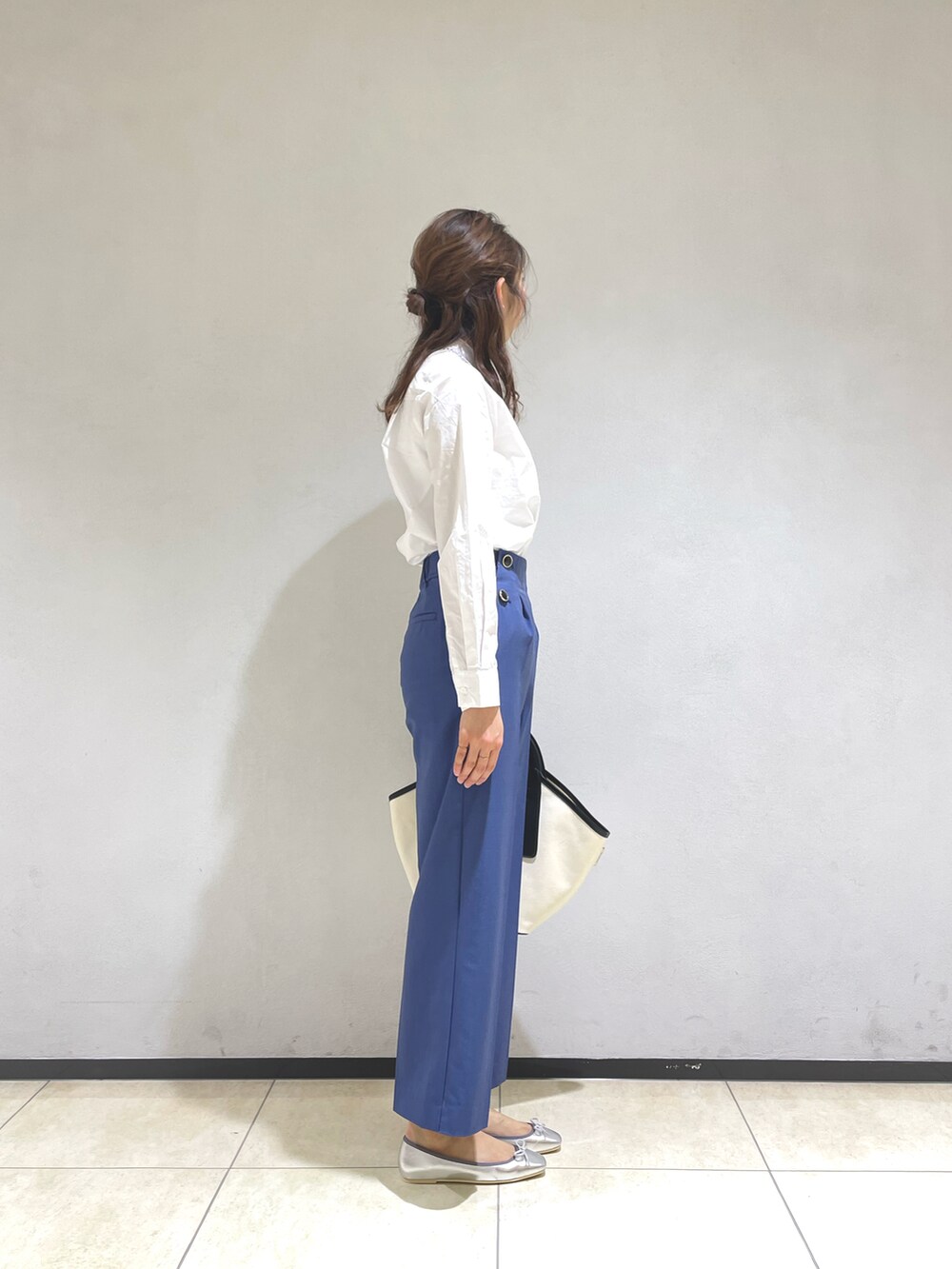ホワイト系のシャツ/ブラウス、ブルー系のその他パンツ、ブラック系のトートバッグを着用したレディースの春コーディネートの2枚目の写真