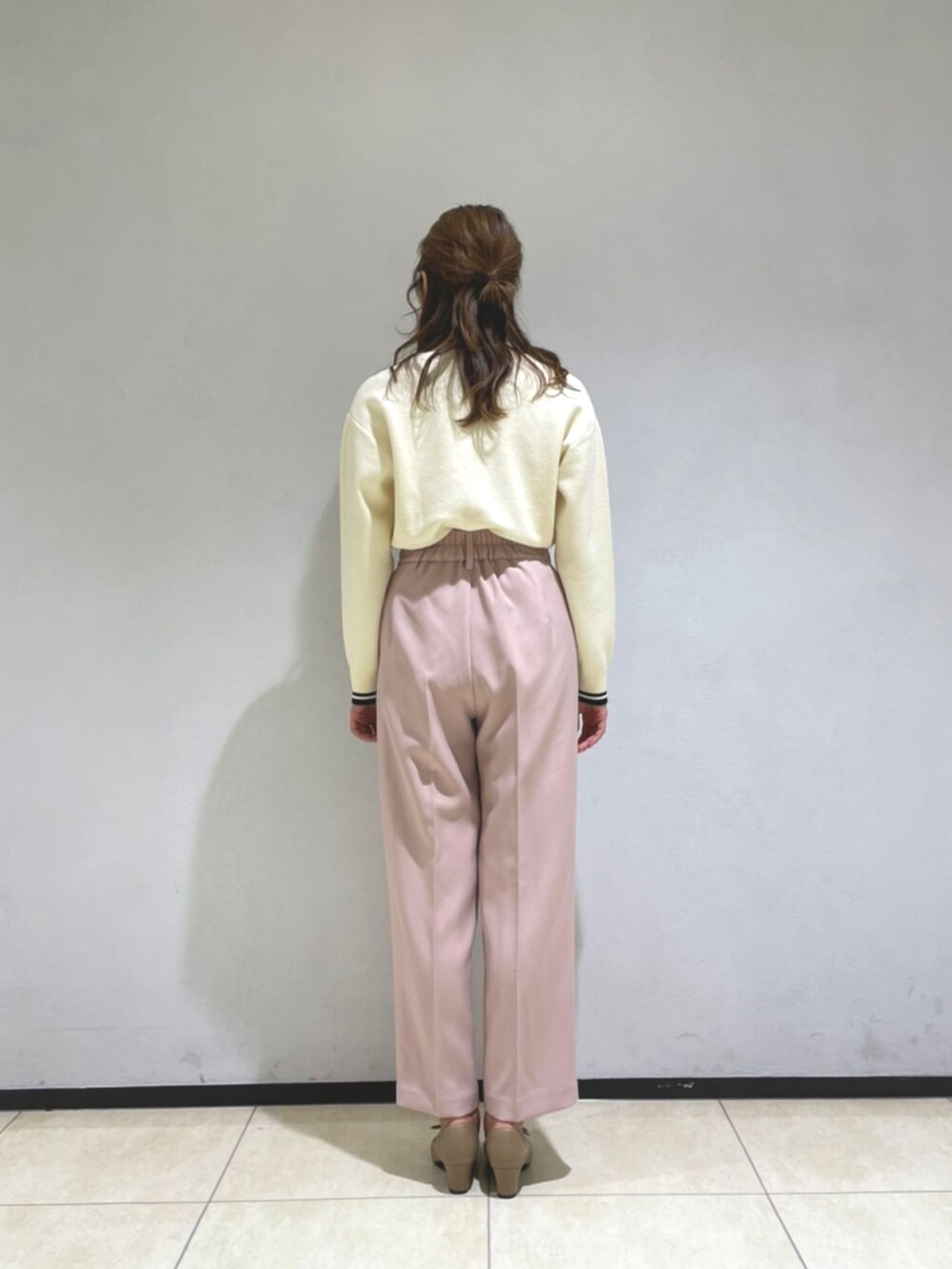 ホワイト系のカーディガン/ボレロ、ブラウン系のチェスターコート、ピンク系のその他パンツを着用したレディースの冬コーディネートの3枚目の写真