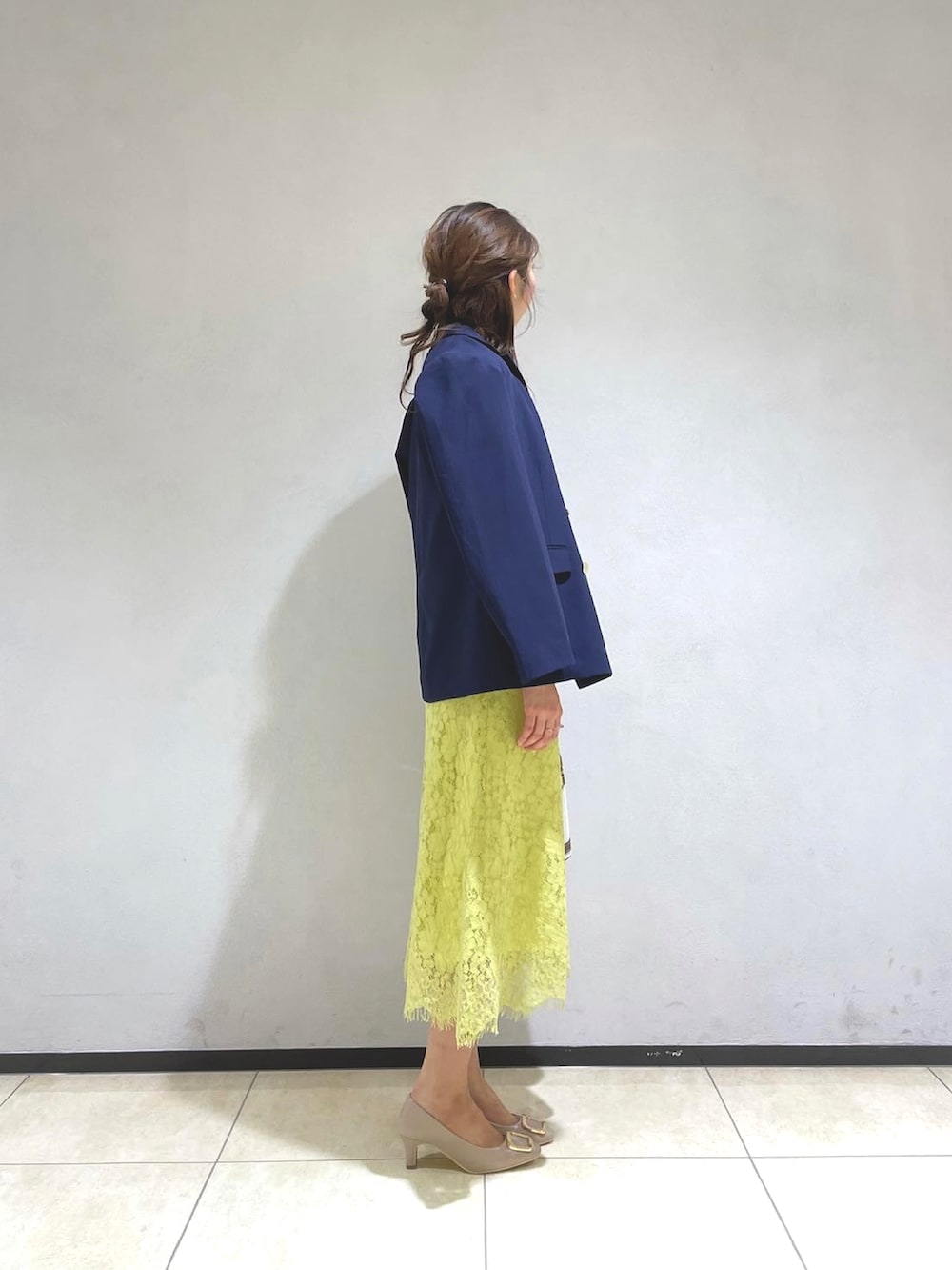 ホワイト系のTシャツ/カットソー、ブルー系のジャケット/アウター、イエロー系のスカートを着用したレディースの春コーディネートの2枚目の写真